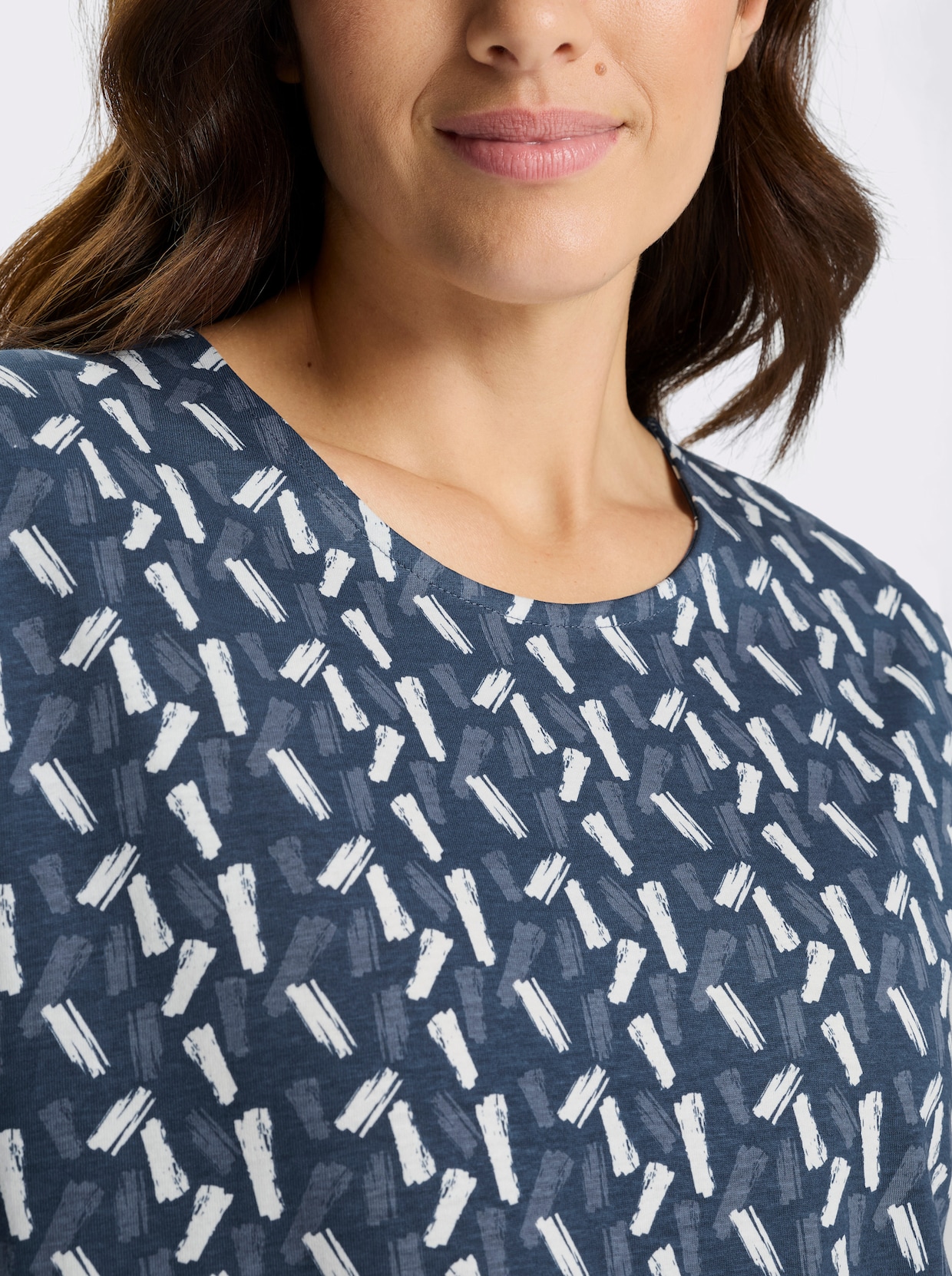 Kurzarmshirt im farbharmonischen Druckmuster - dunkelblau-ecru-bedruckt