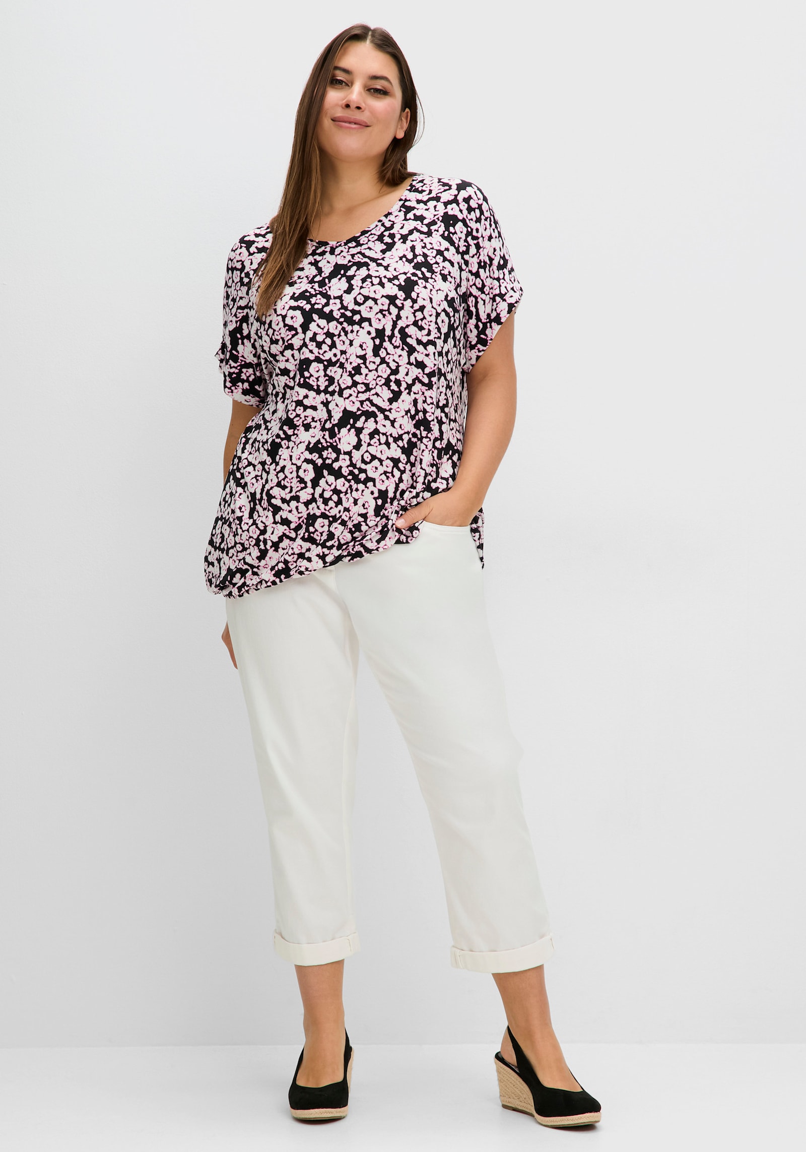 sheego T-Shirt mit Blumendruck und Saum-Gummizug - schwarz-champagner-gemustert