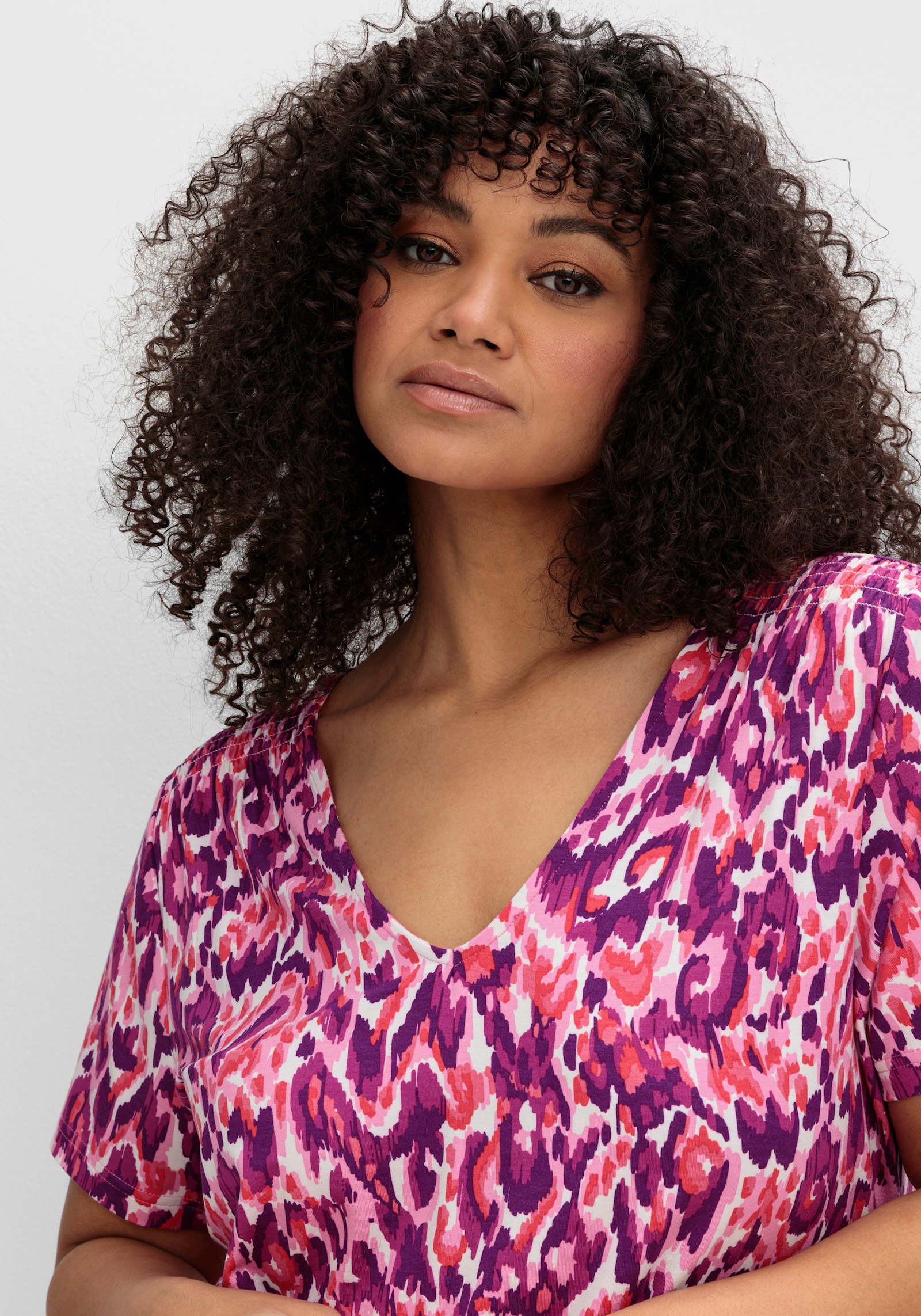 sheego by Joe Browns V-Shirt mit abstraktem Print - pink-gemustert