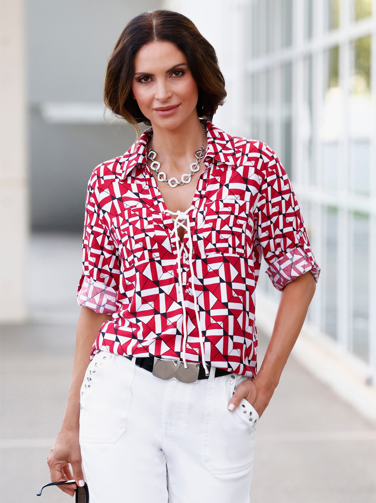 Druckbluse mit Schnürung am AUsschnitt - rot-schwarz-bedruckt