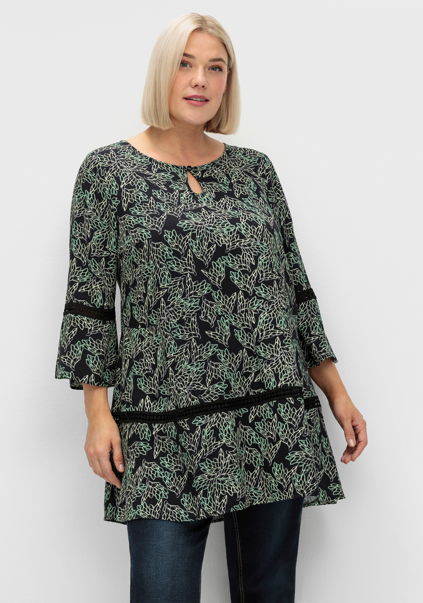 sheego Tunika mit floralem Print und Lochmusterdetails - schwarz-grün