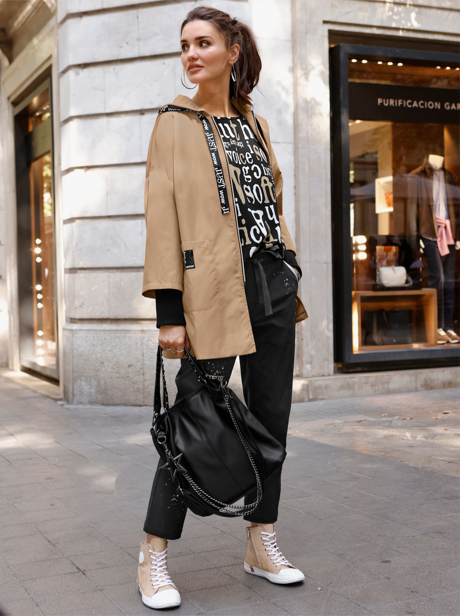 Kapuzenjacke mit Kontrast-Details - camel