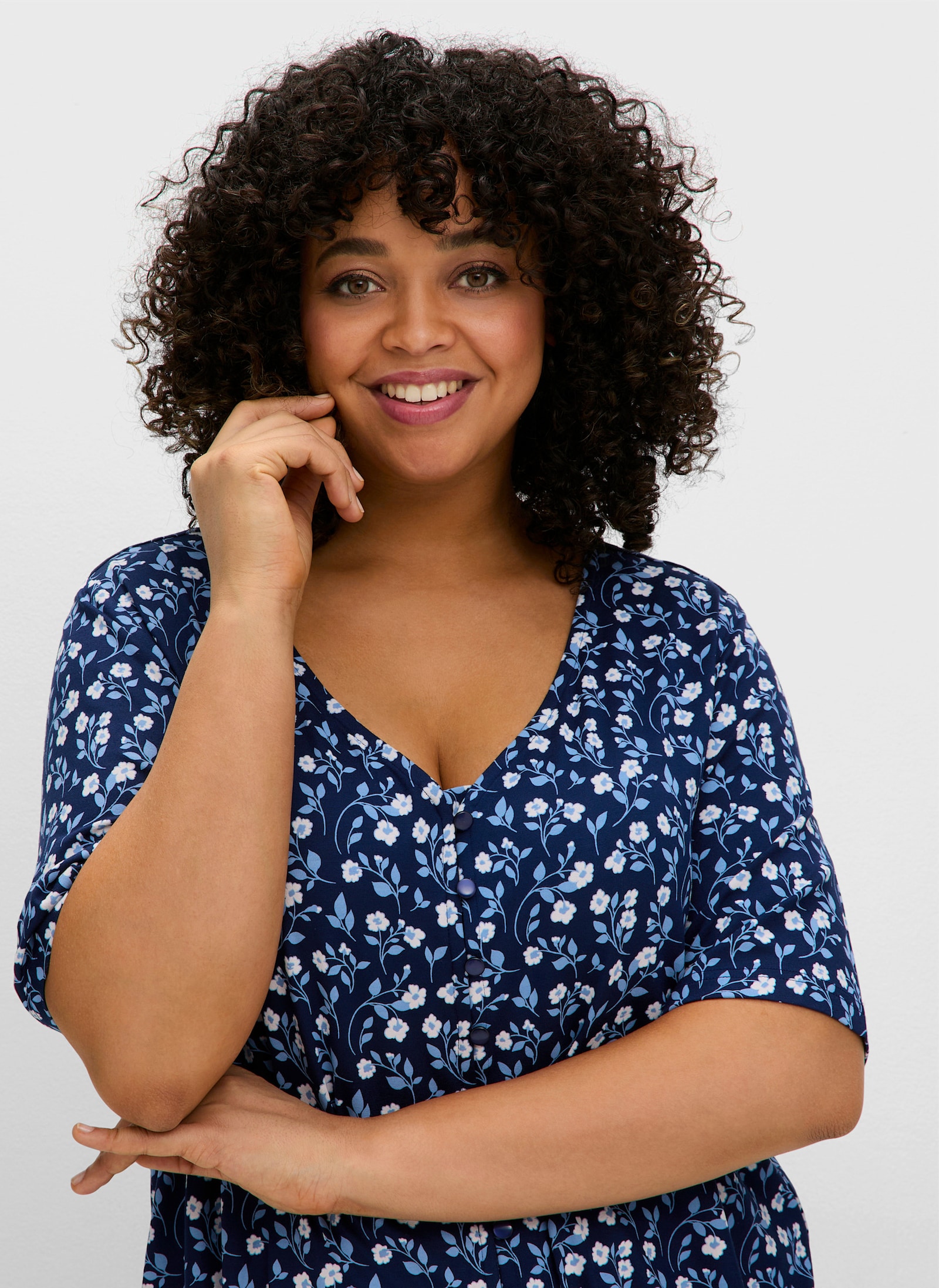 sheego Shirt mit Blümchenprint und Knopfleiste - tiefblau-gemustert