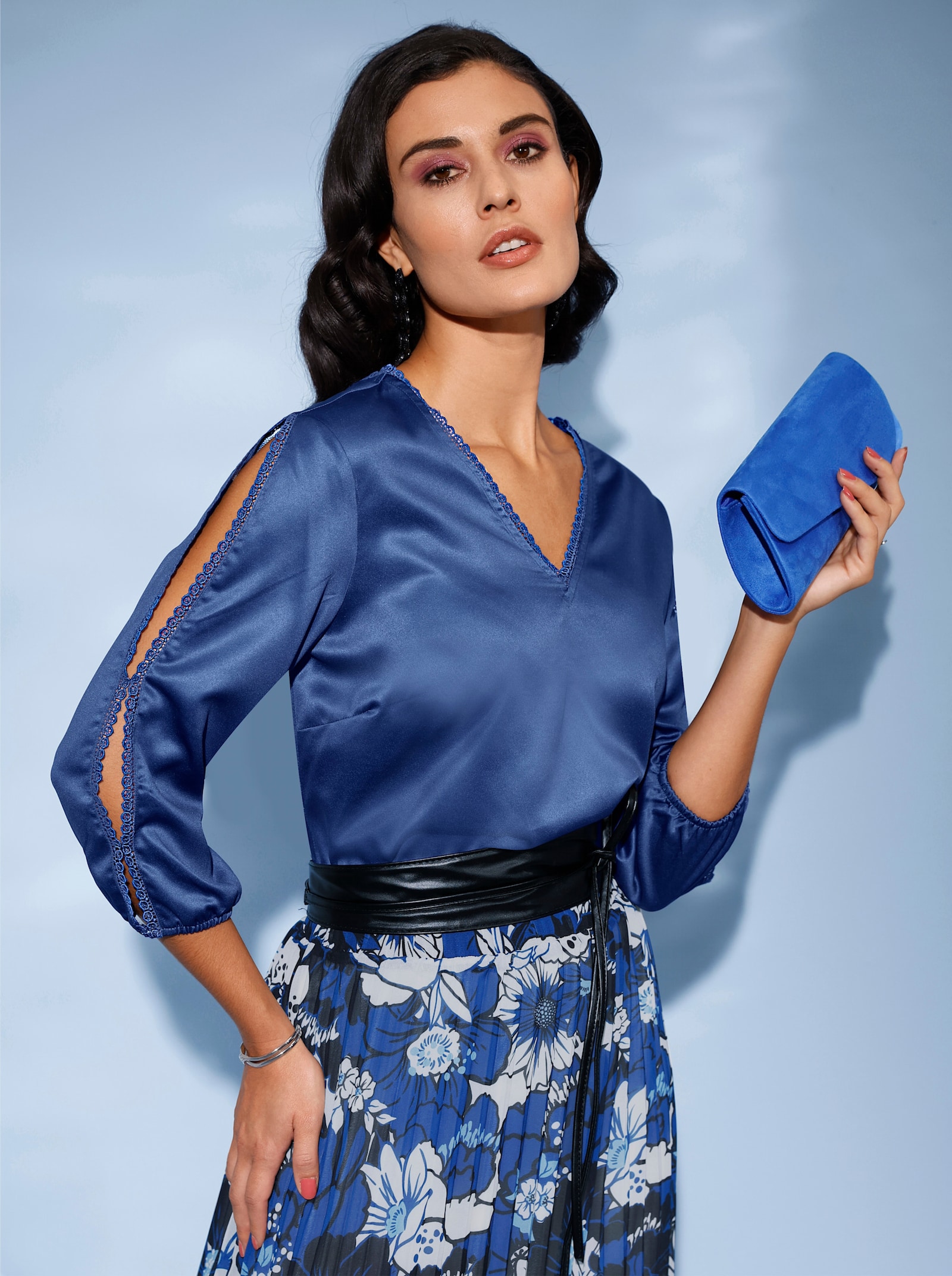 Schlupf-Bluse mit Schlitzen an den Ärmeln - royalblau