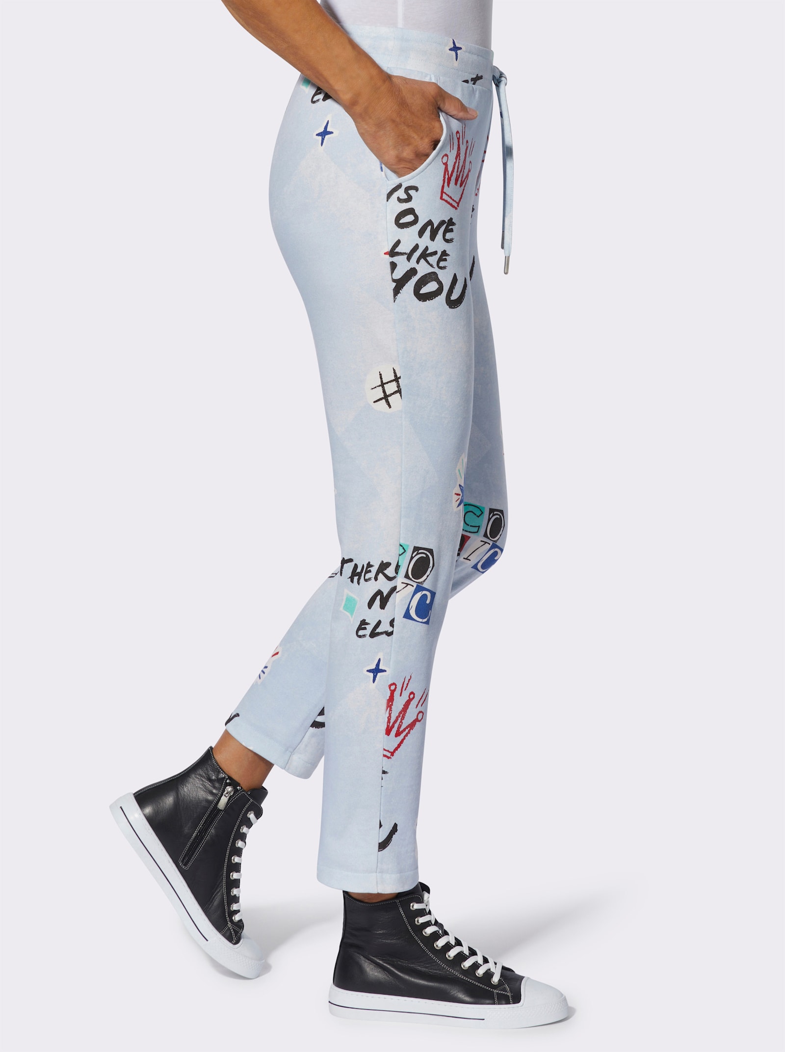 Sweathose in Jeans-Optik mit Druck-Motiven - hellblau-rot-bedruckt