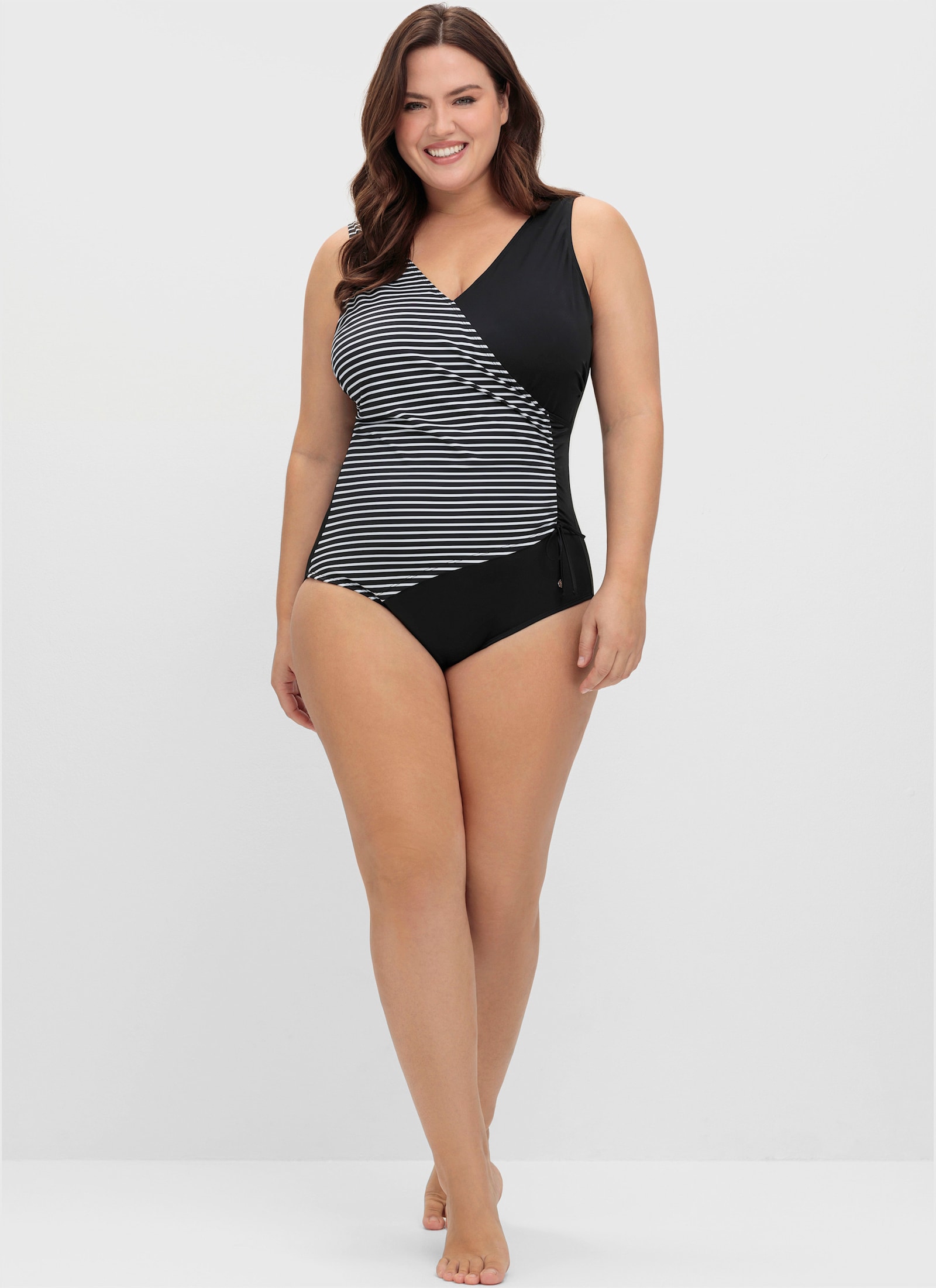 sheego Badeanzug in Wickeloptik - schwarz