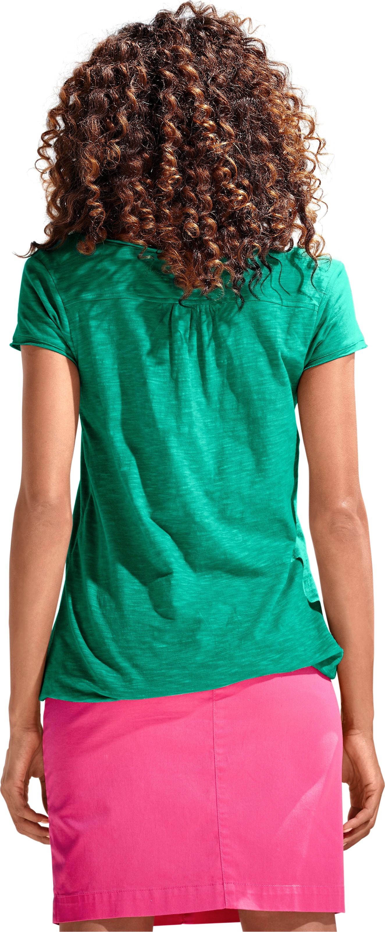 und modern günstig Kaufen-Rundhals-Shirt in grün von heine. Rundhals-Shirt in grün von heine <![CDATA[Rundhals-Shirt Moderne Form mit Gummizugbund. Mit Spitzen-Details und schimmernden Knöpfen. Leichte Shirtware mit Flammé-Effekt.]]>. 