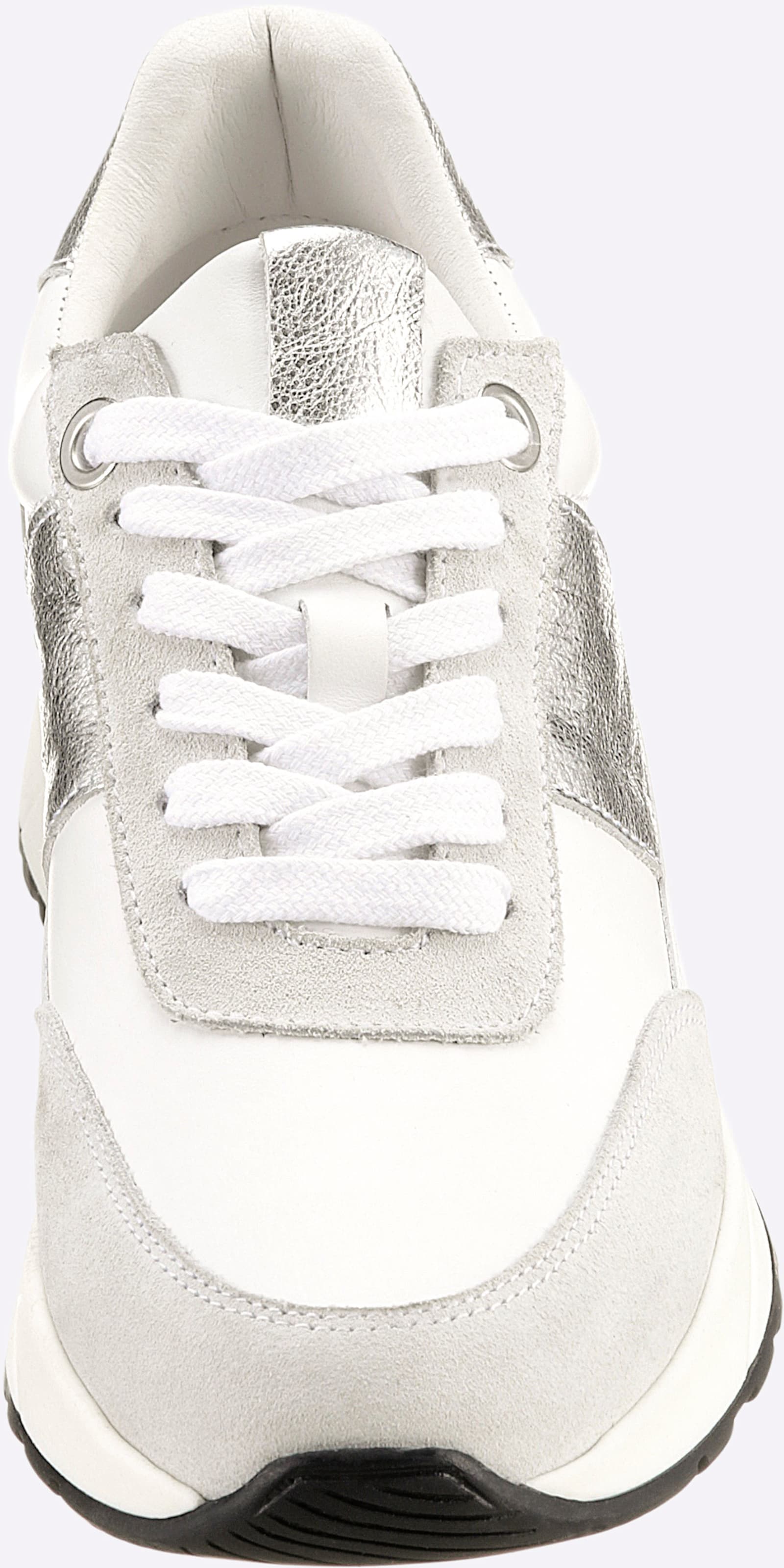 Farbe silber günstig Kaufen-Sneaker in weiß-silberfarben von heine. Sneaker in weiß-silberfarben von heine <![CDATA[Sneaker Made in Portugal. Stylischer Mix aus Rind-Nappa- und -Veloursleder. Futter und Innensohle: Synthetik.]]>. 