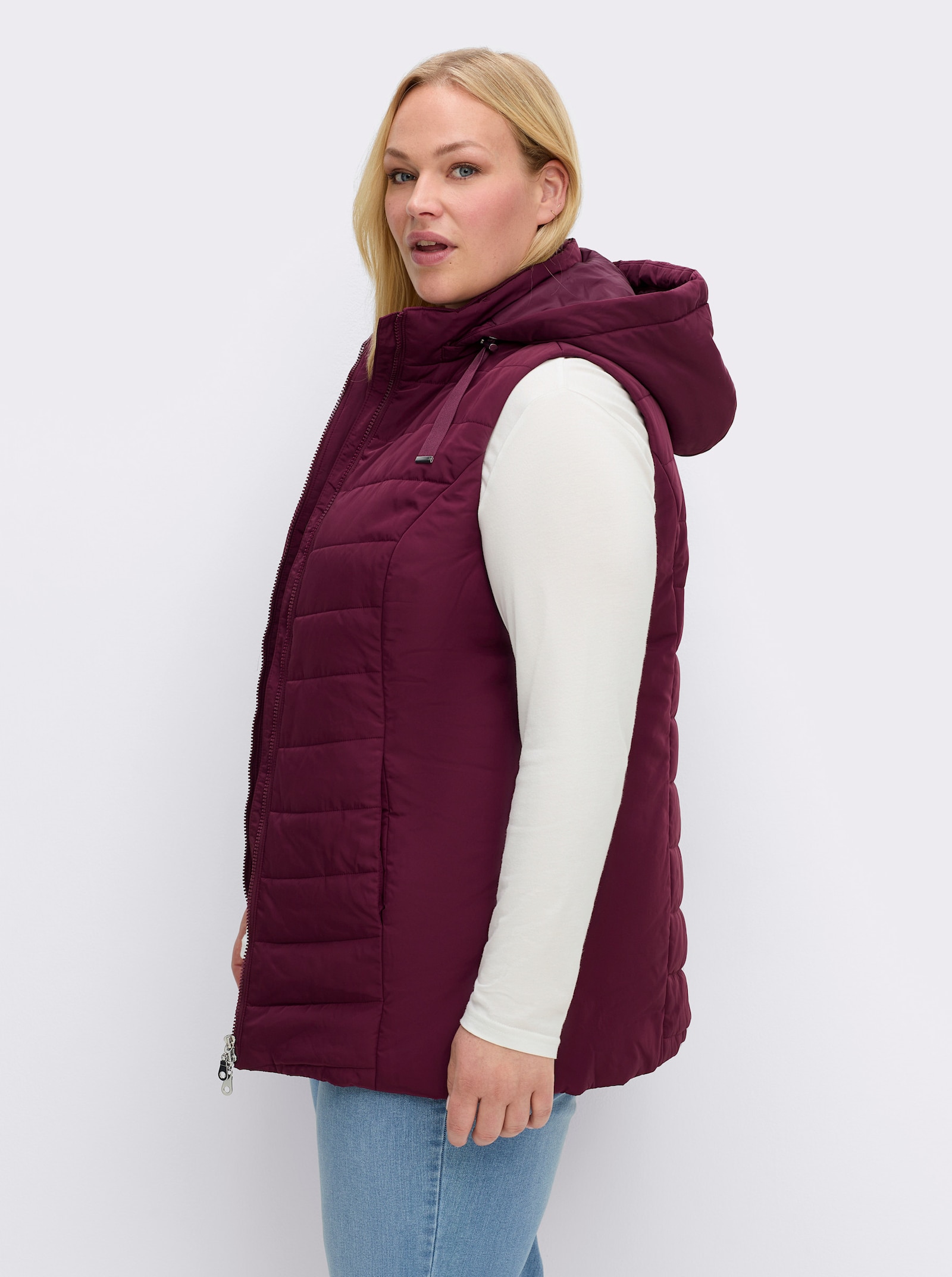 sheego Steppweste mit Kapuze und Stehkragen - burgund