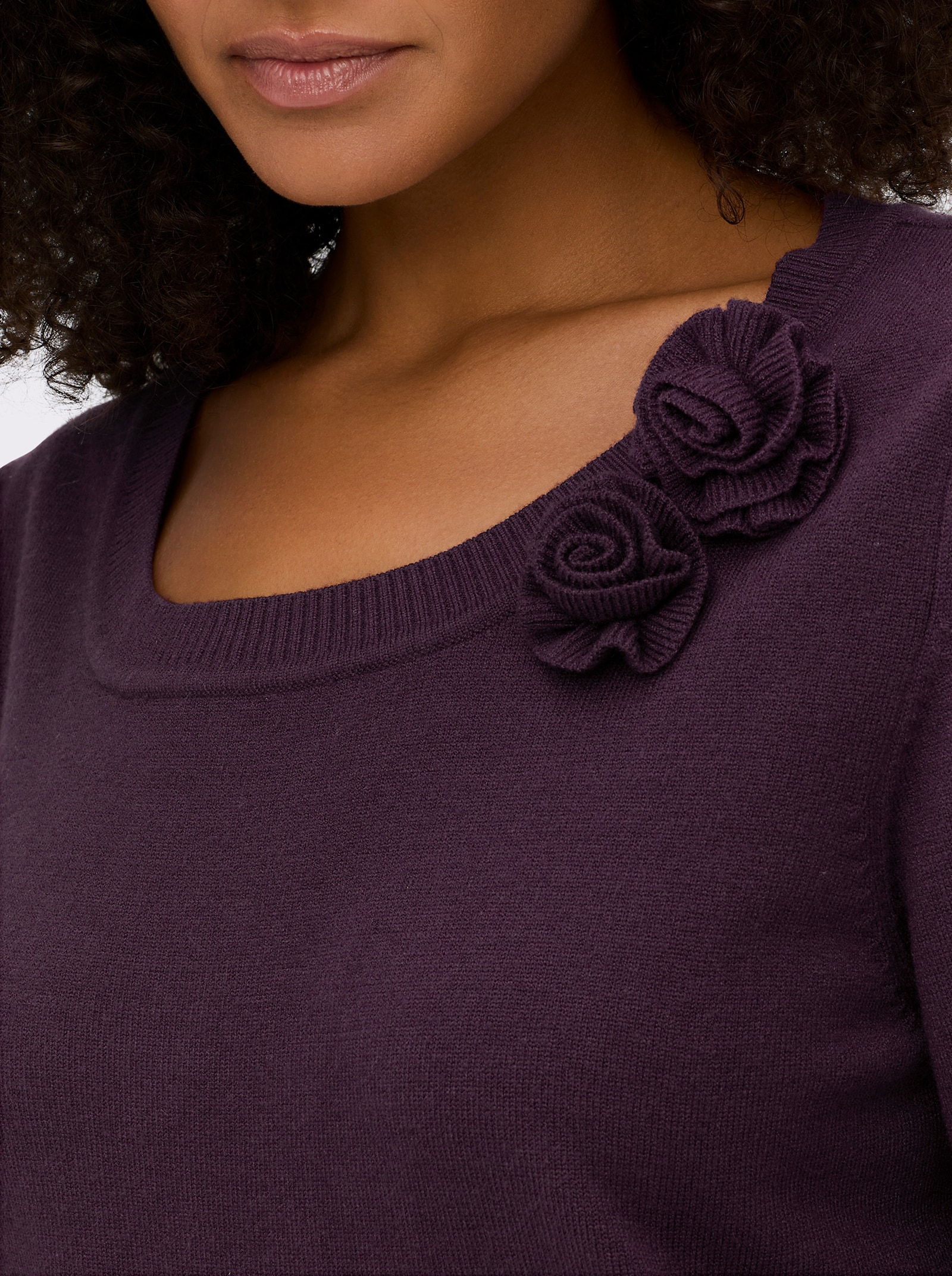 sheego Pullover mit Blüten-Applikation - aubergine
