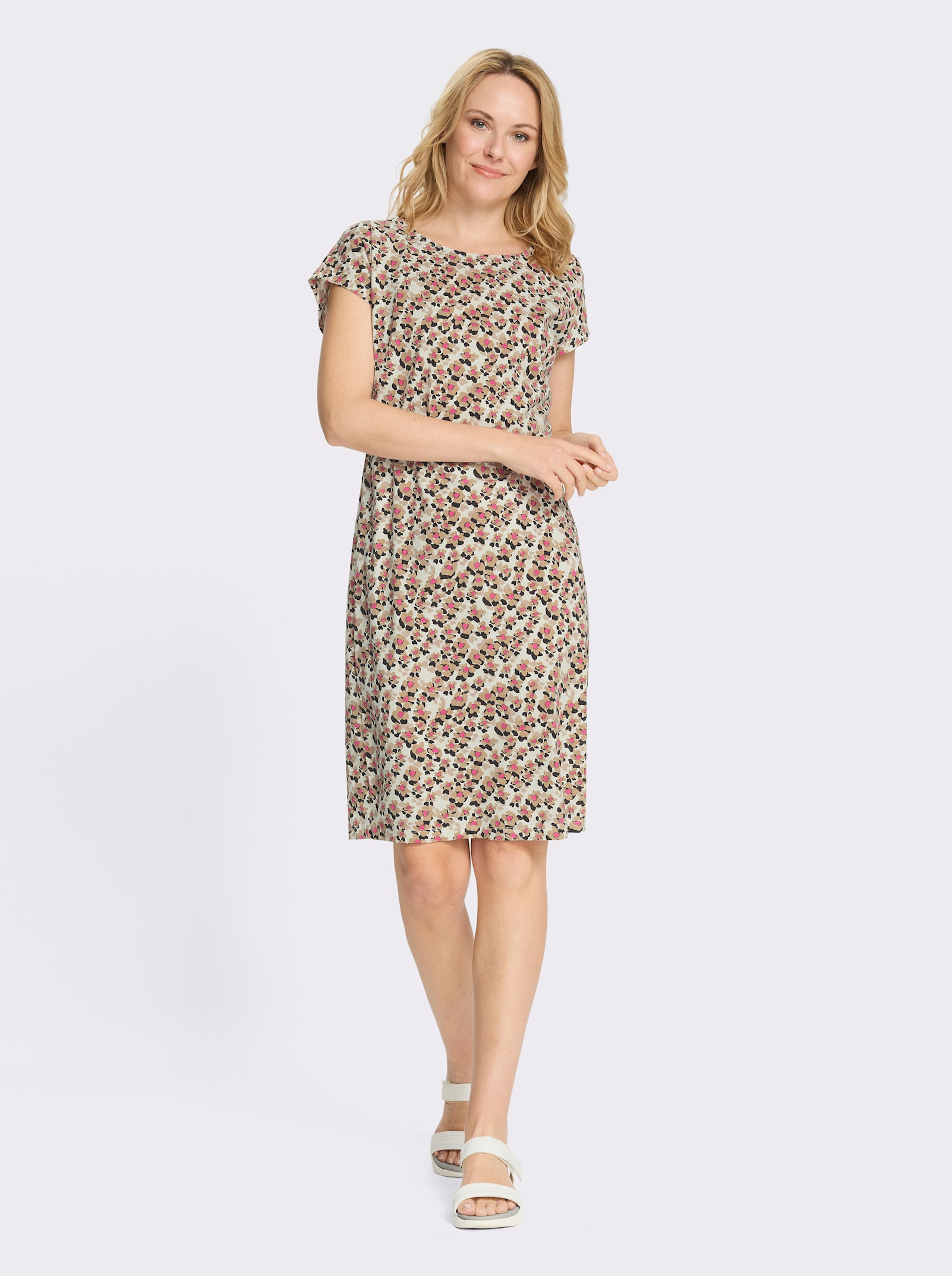 Trikåklänning i bomullsmaterial - champagne-kamel-med tryck