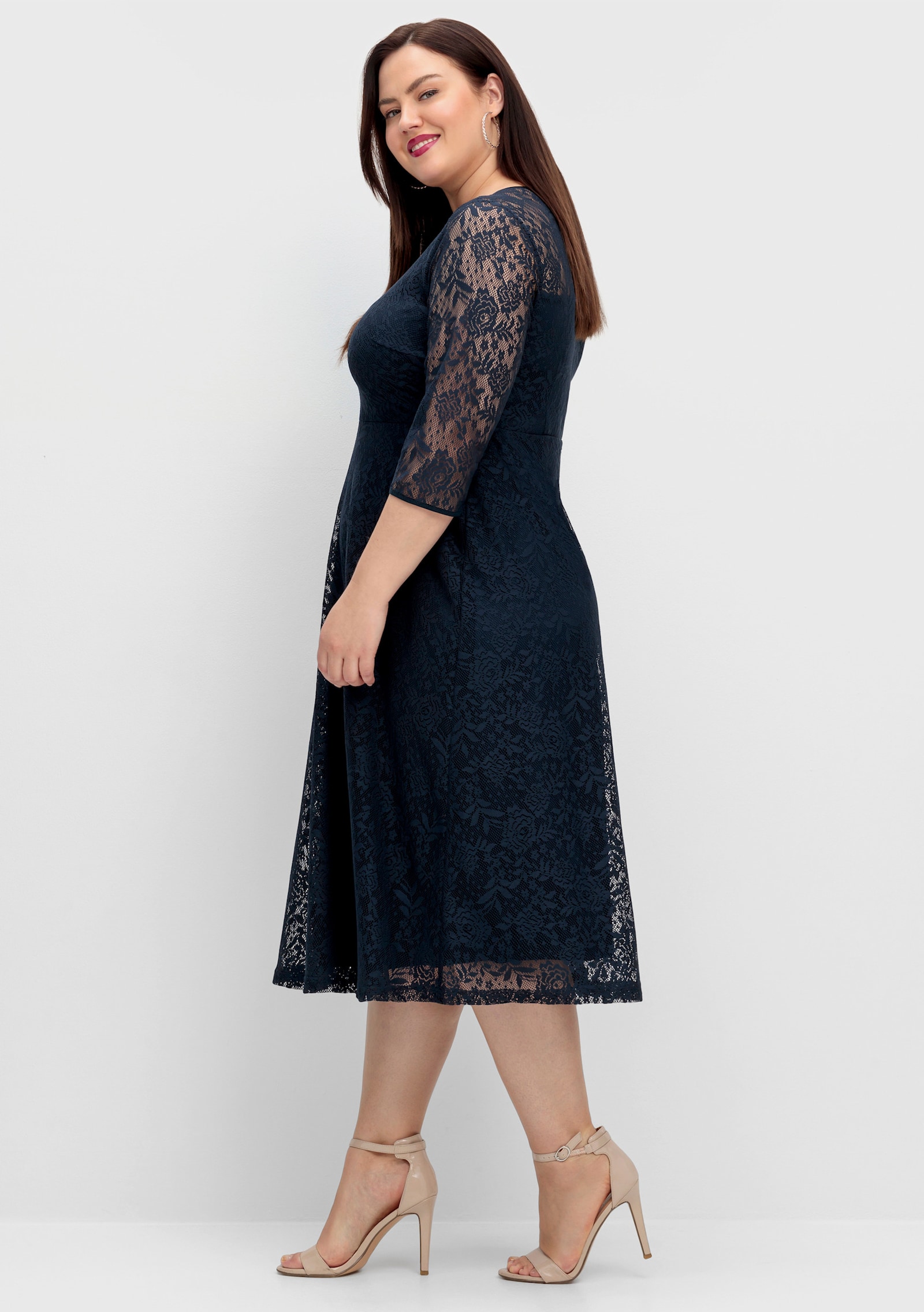 sheego Robe de cocktail avec dentelle florale - bleu nuit