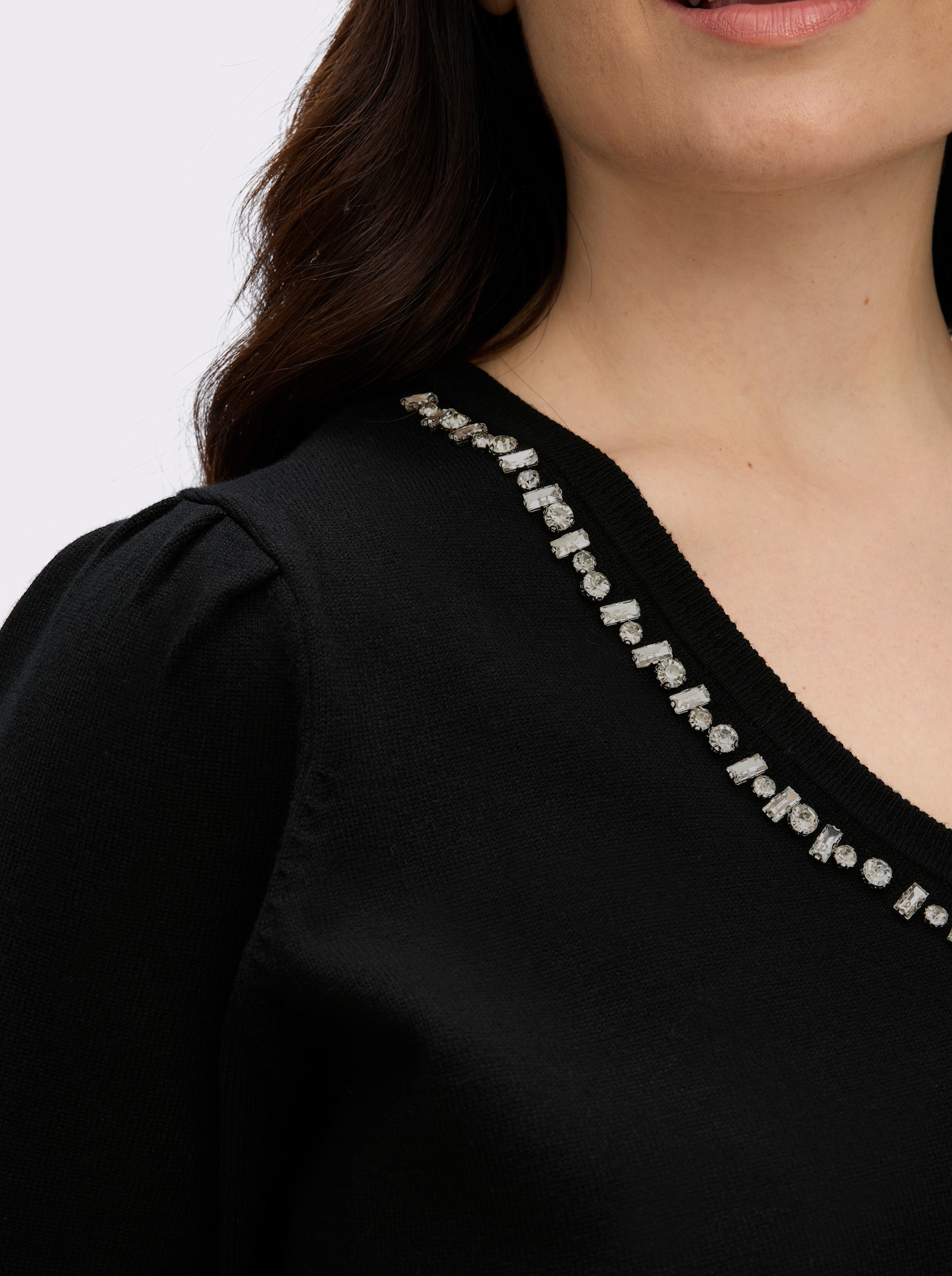 sheego V-Ausschnitt-Pullover mit Strass-Verzierung - schwarz