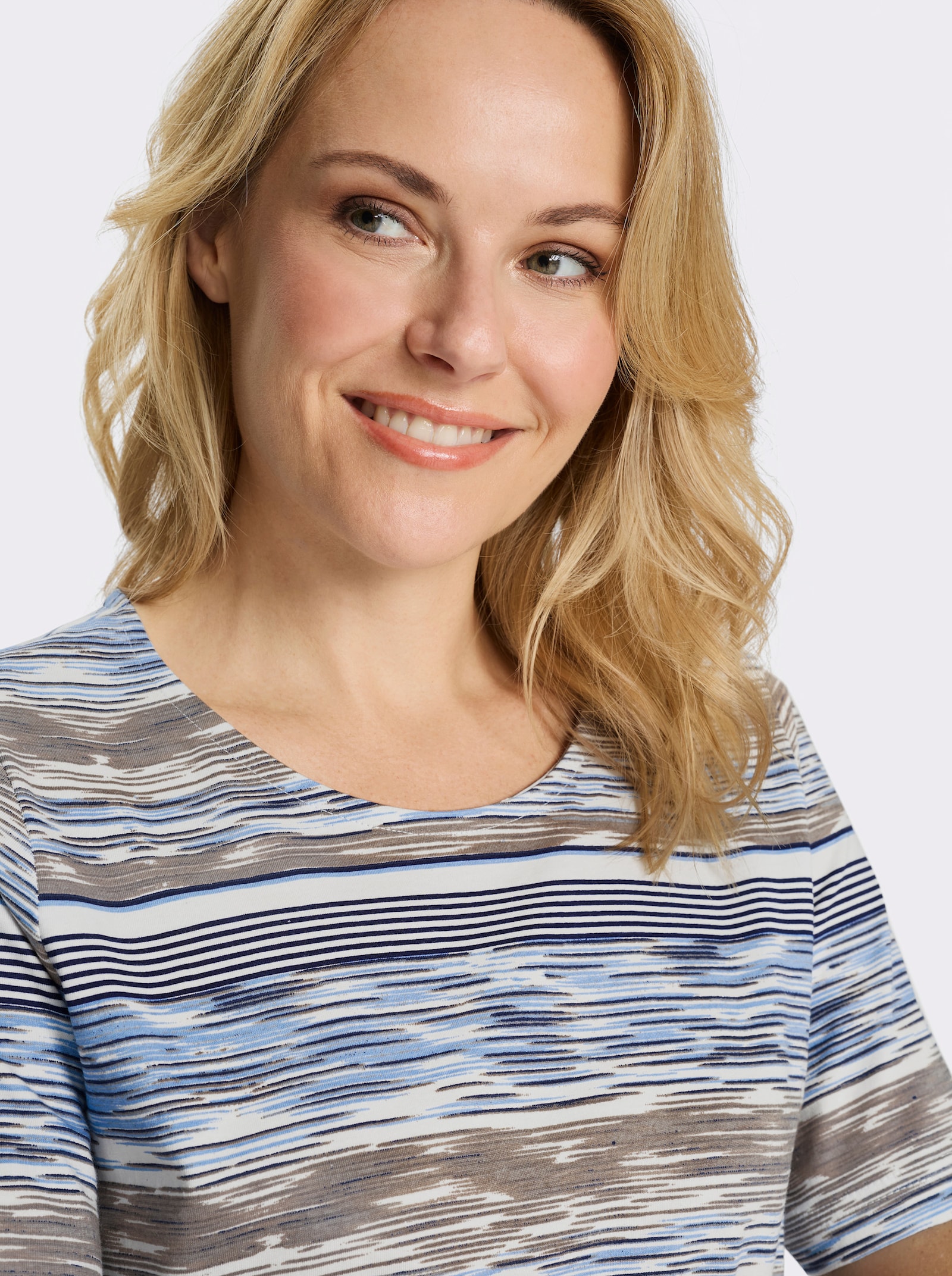 Kurzarmshirt mit Ringel-Druck rundum - hellblau-ecru-bedruckt