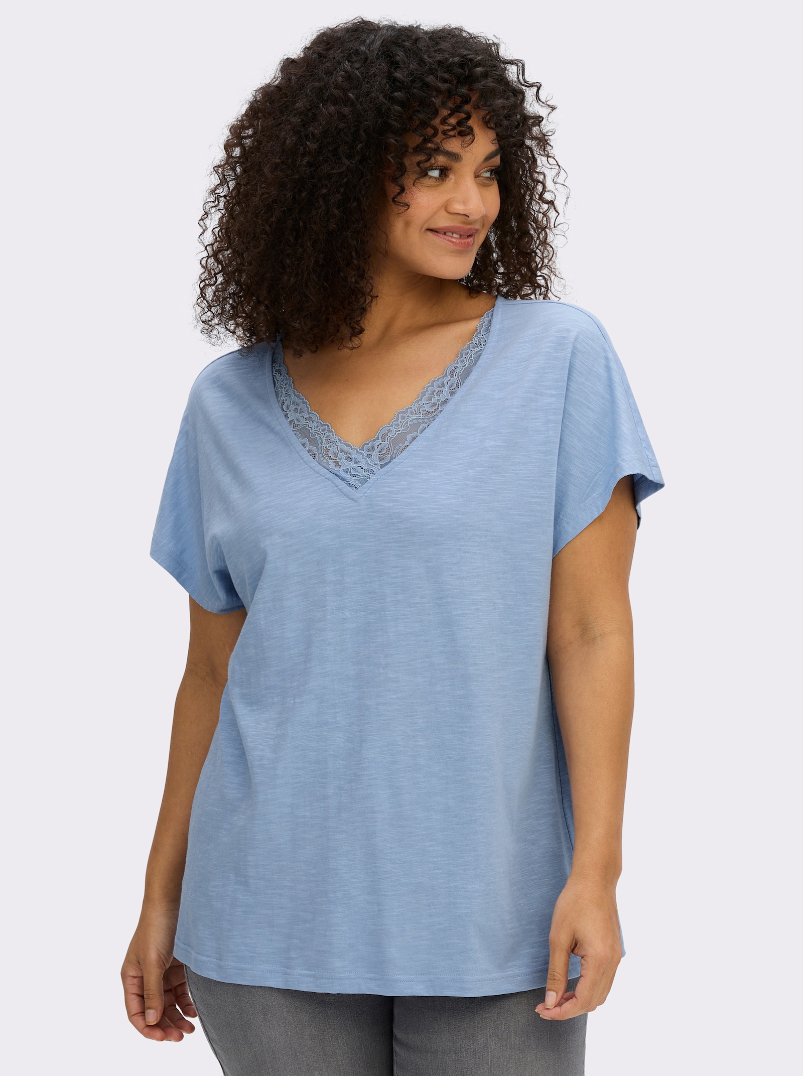 sheego V-Shirt mit Spitze am Ausschnitt - bleu