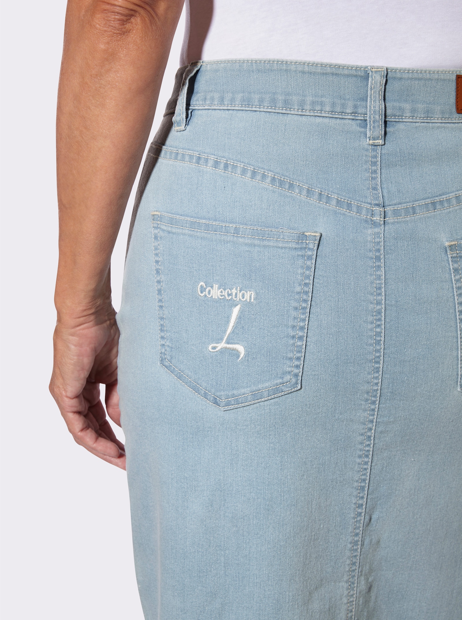 Džínsová sukňa, rázporok vzadu - bielená modrá