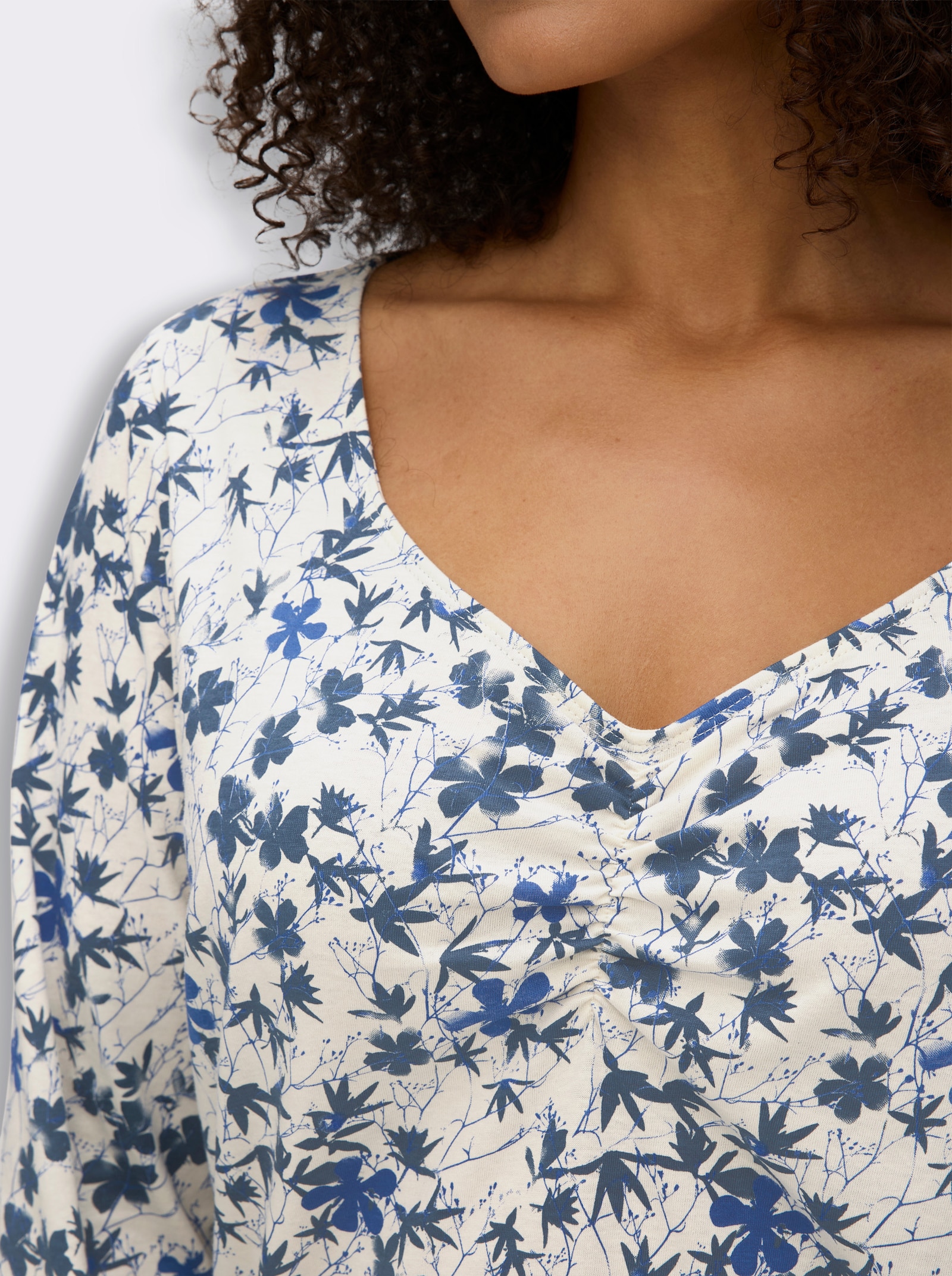 sheego Langarmshirt mit Raffung am Ausschnitt - champagner-rauchblau-gemustert