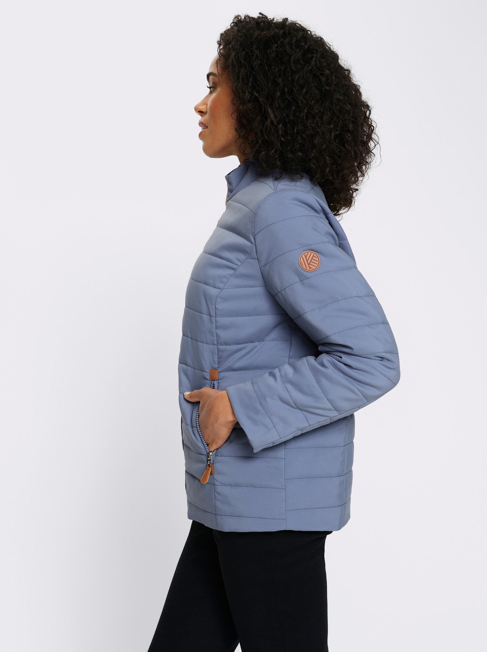 Prošívaná bunda s kapsami na zip - holubí modrá