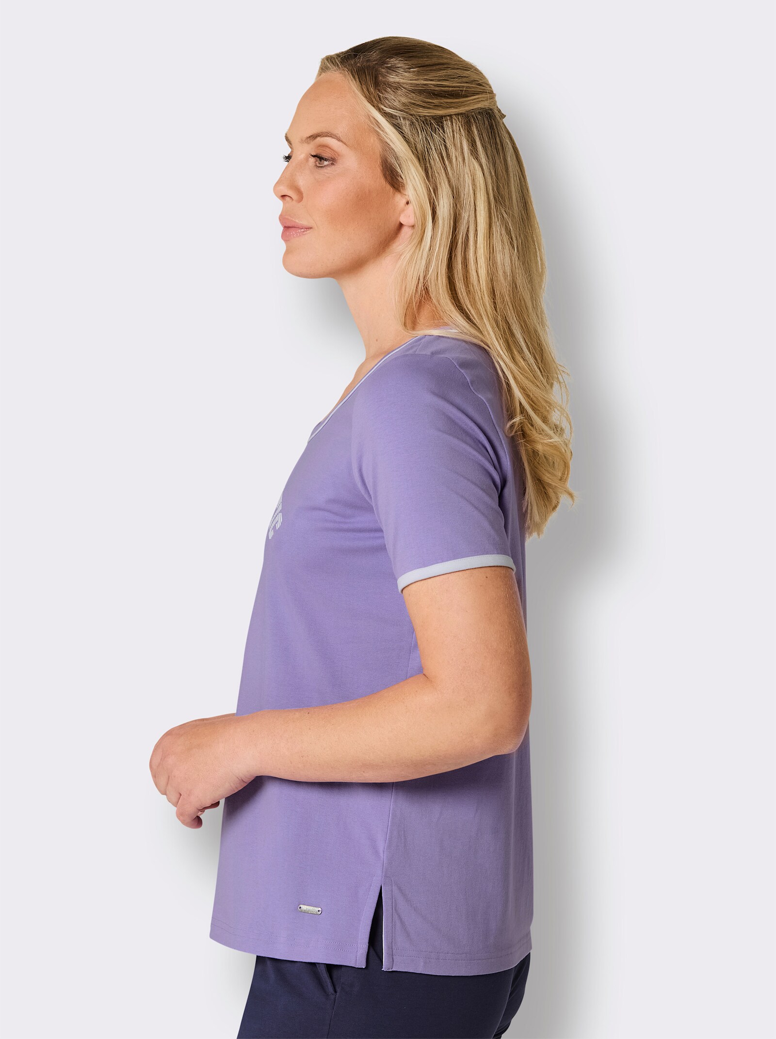 feel good Kurzarmshirt mit Schriftzug - lavendel-weiß