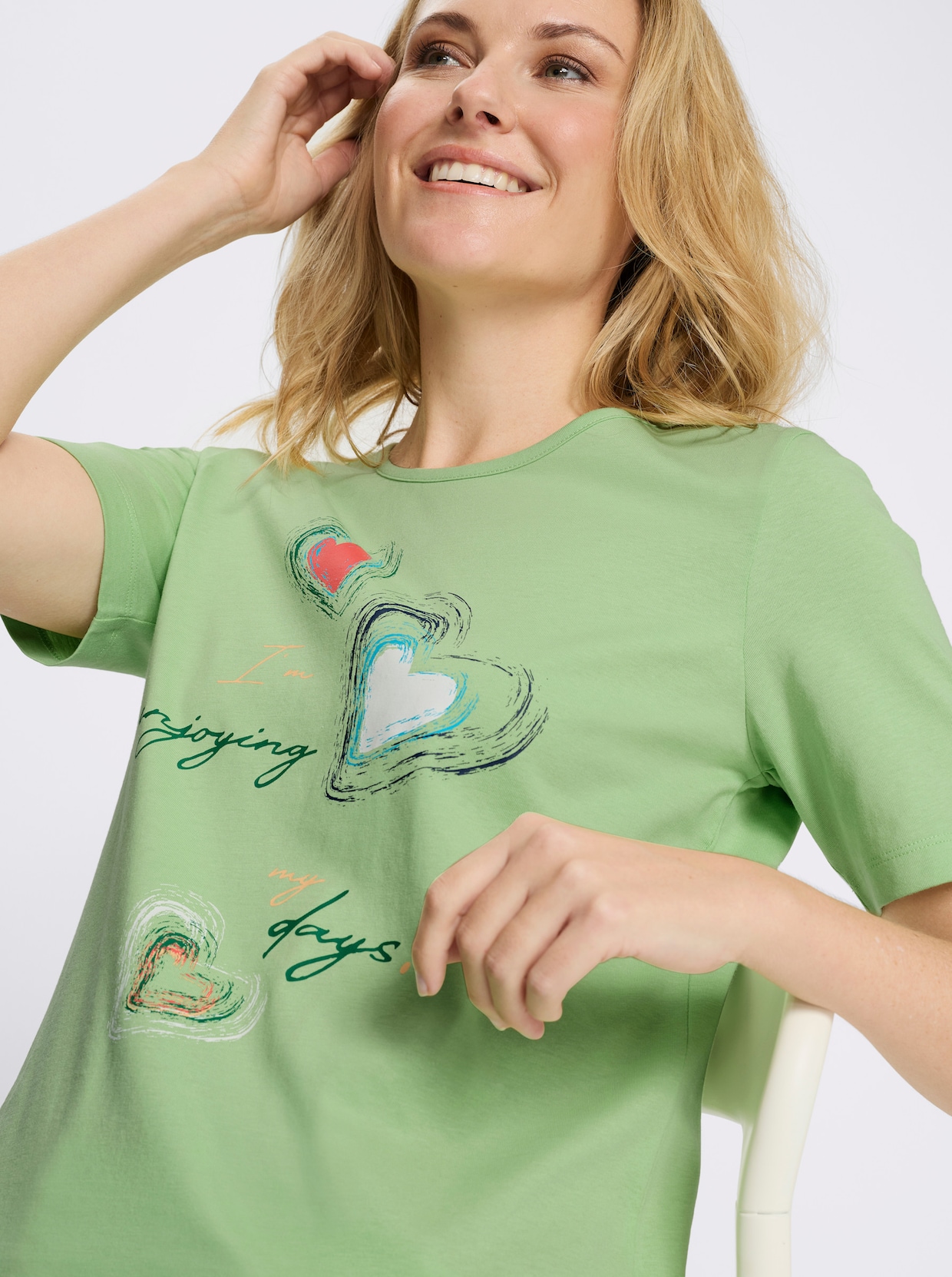 Kurzarmshirt mit platziertem Herz-Print - reseda-grün