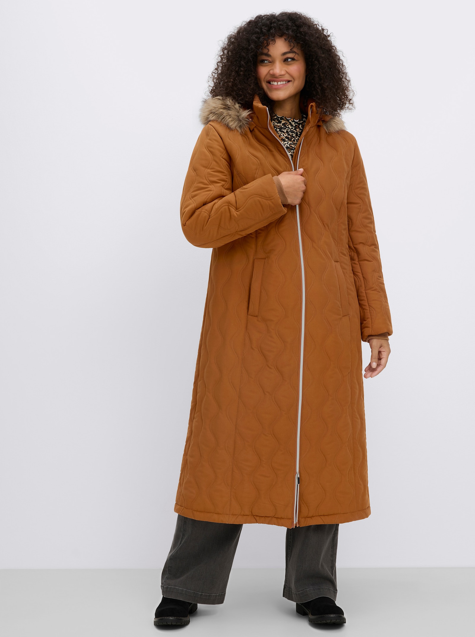 sheego Steppmantel mit Kapuze und Fellimitat-Besatz - cognac