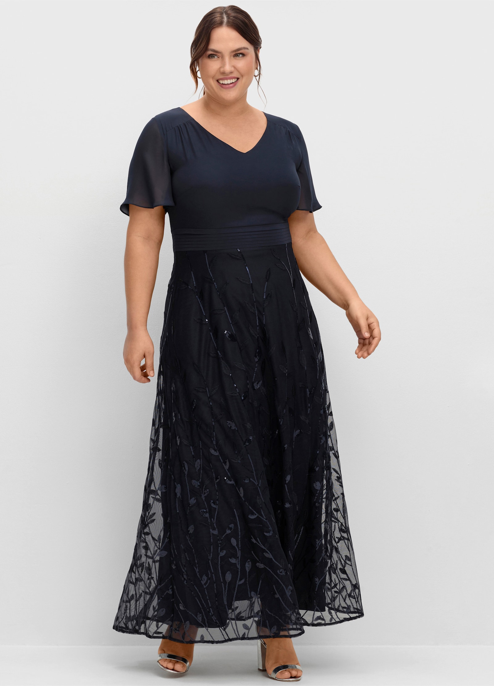 sheego Abendkleid mit Stickerei und Pailletten am Rock - tiefblau