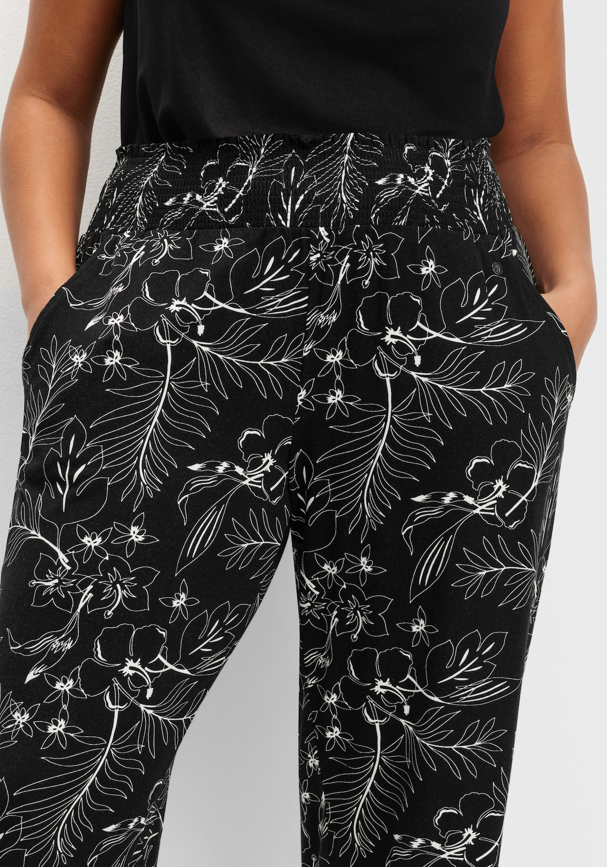 sheego Pantalon - noir à motifs
