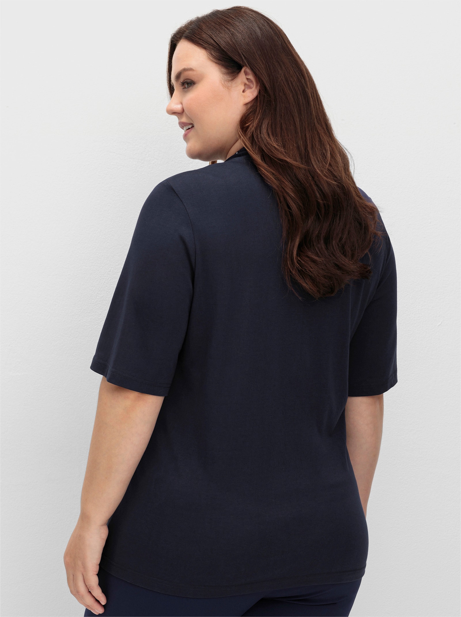 sheego V-Shirt mit Glitzersteinchen am Ausschnitt - tiefblau