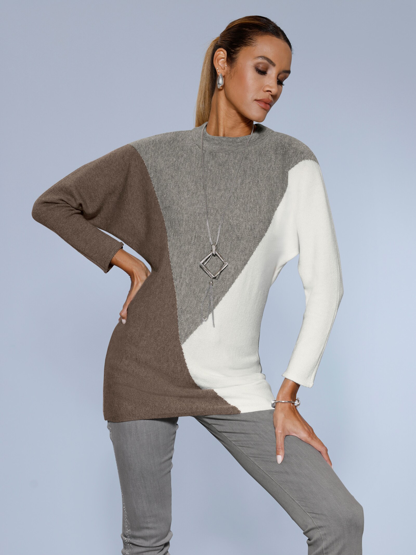 Fledermauspullover mit Glitzergarn-Partien - steingrau-ecru-gemustert