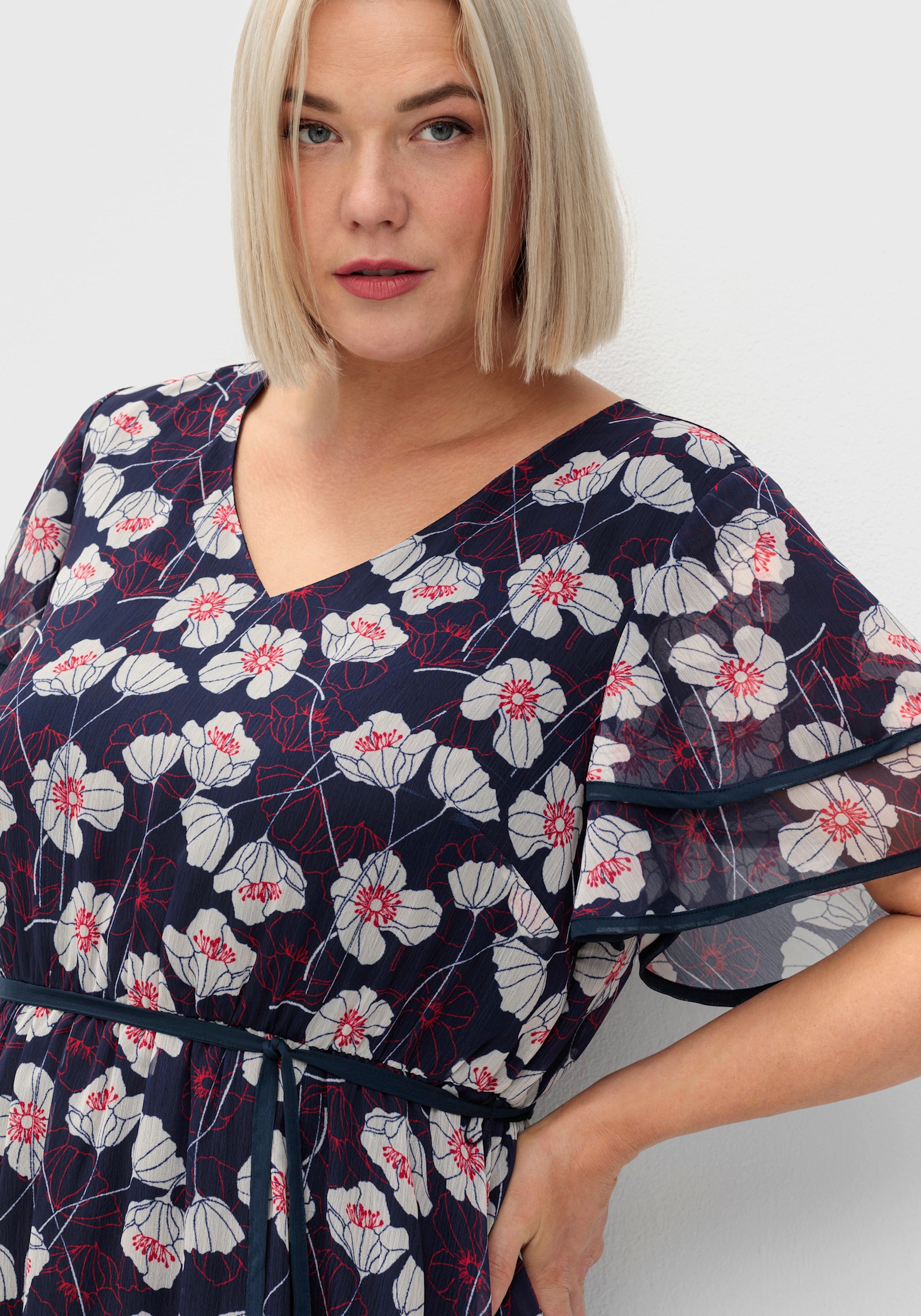 sheego Robe à fleurs en mousseline - marine à motifs