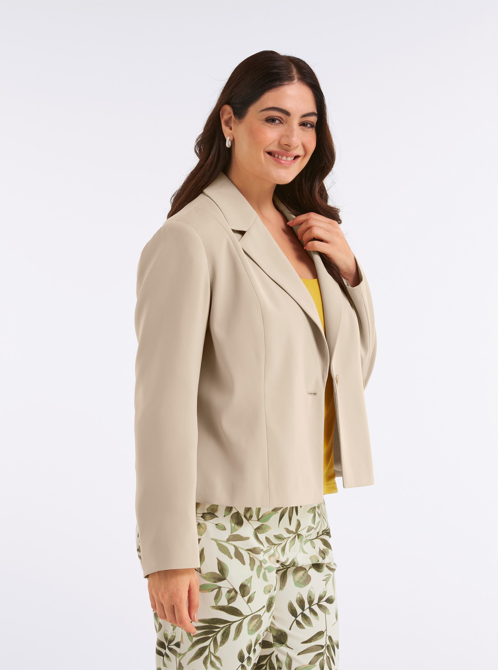 sheego Kurzblazer mit Knopfverschluss - beige