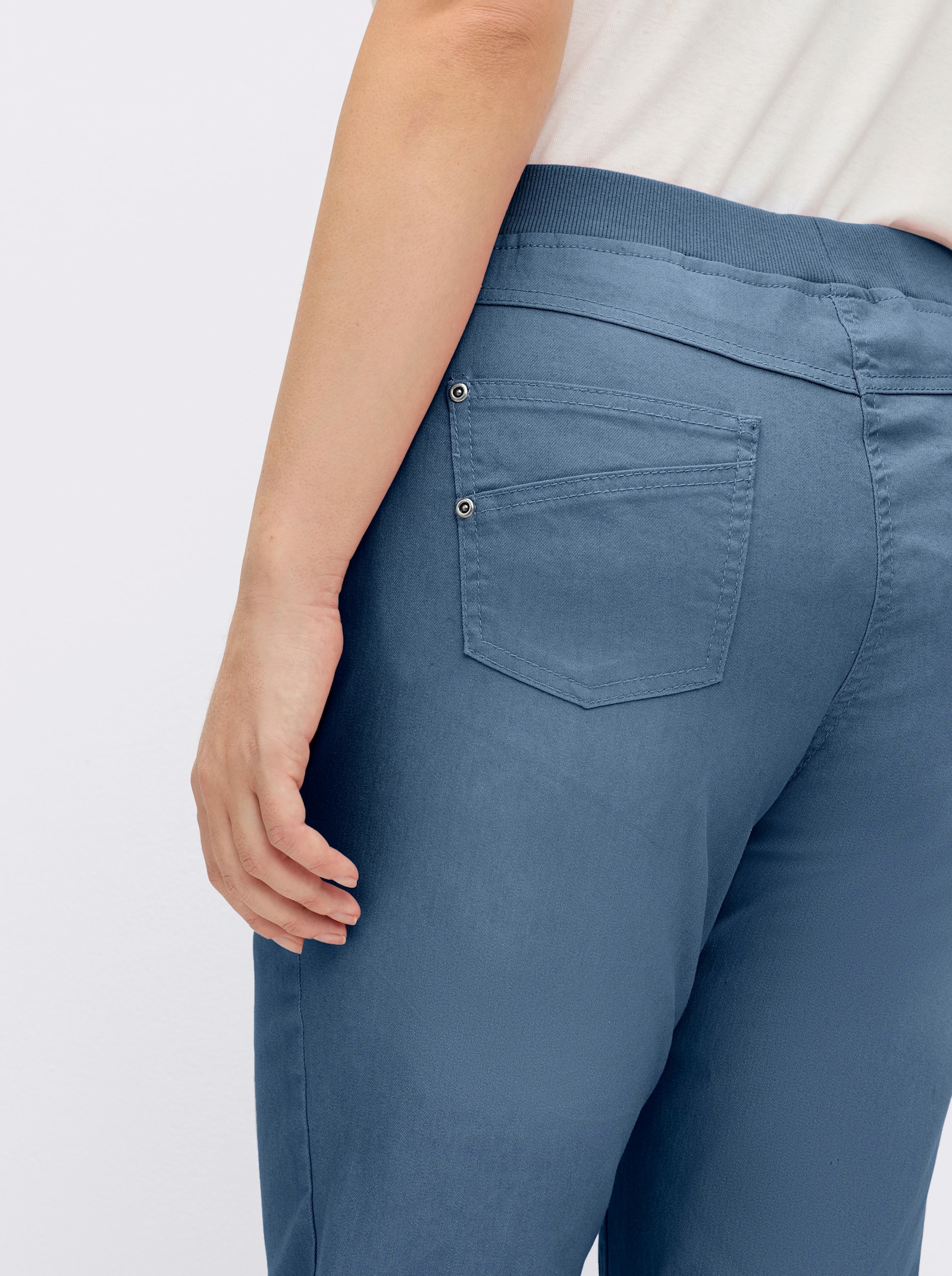 Schlupfjeans mit geripptem Strick-Dehnbund - blue-bleached