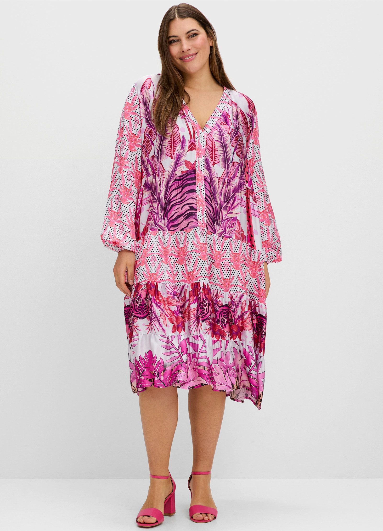 sheego loves miss goodlife Stufenkleid in Knielänge mit Ballonärmeln - pink gemustert