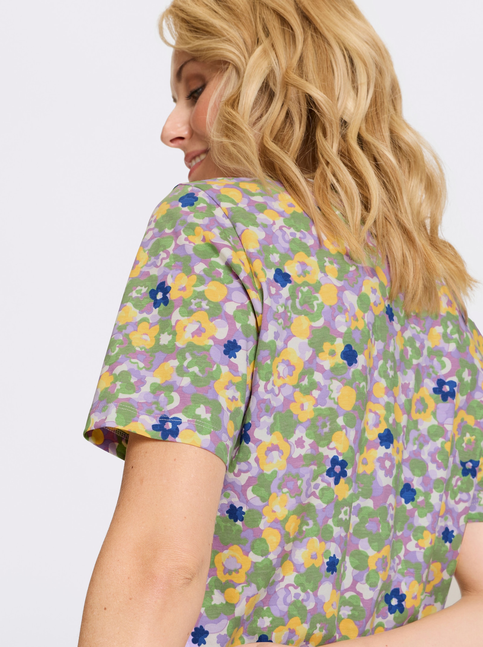Kurzarmshirt im Millefleurs-Dessin - orchidee-reseda-bedruckt