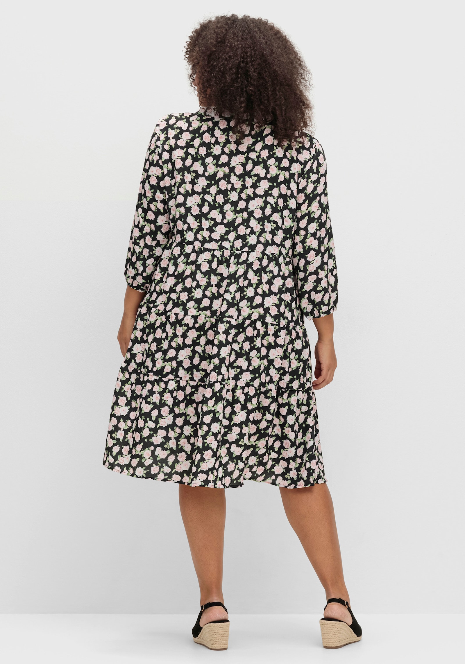 Blumenkleid mit stufigem Rock - schwarz-weiß-gemustert