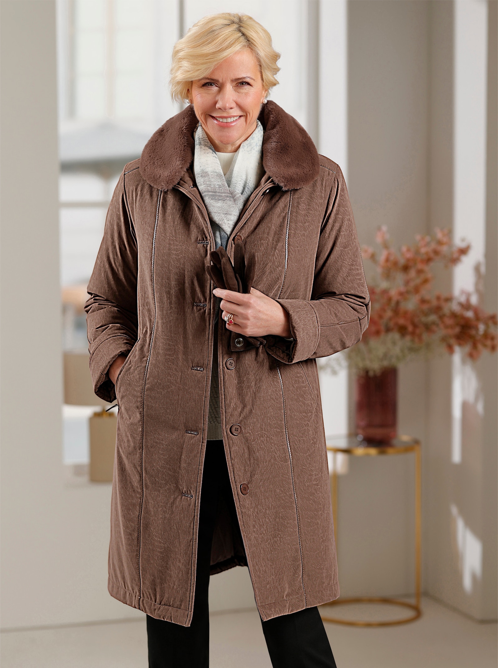 Winterjas met reliëflook en paspels van imitatieleer - chocolade