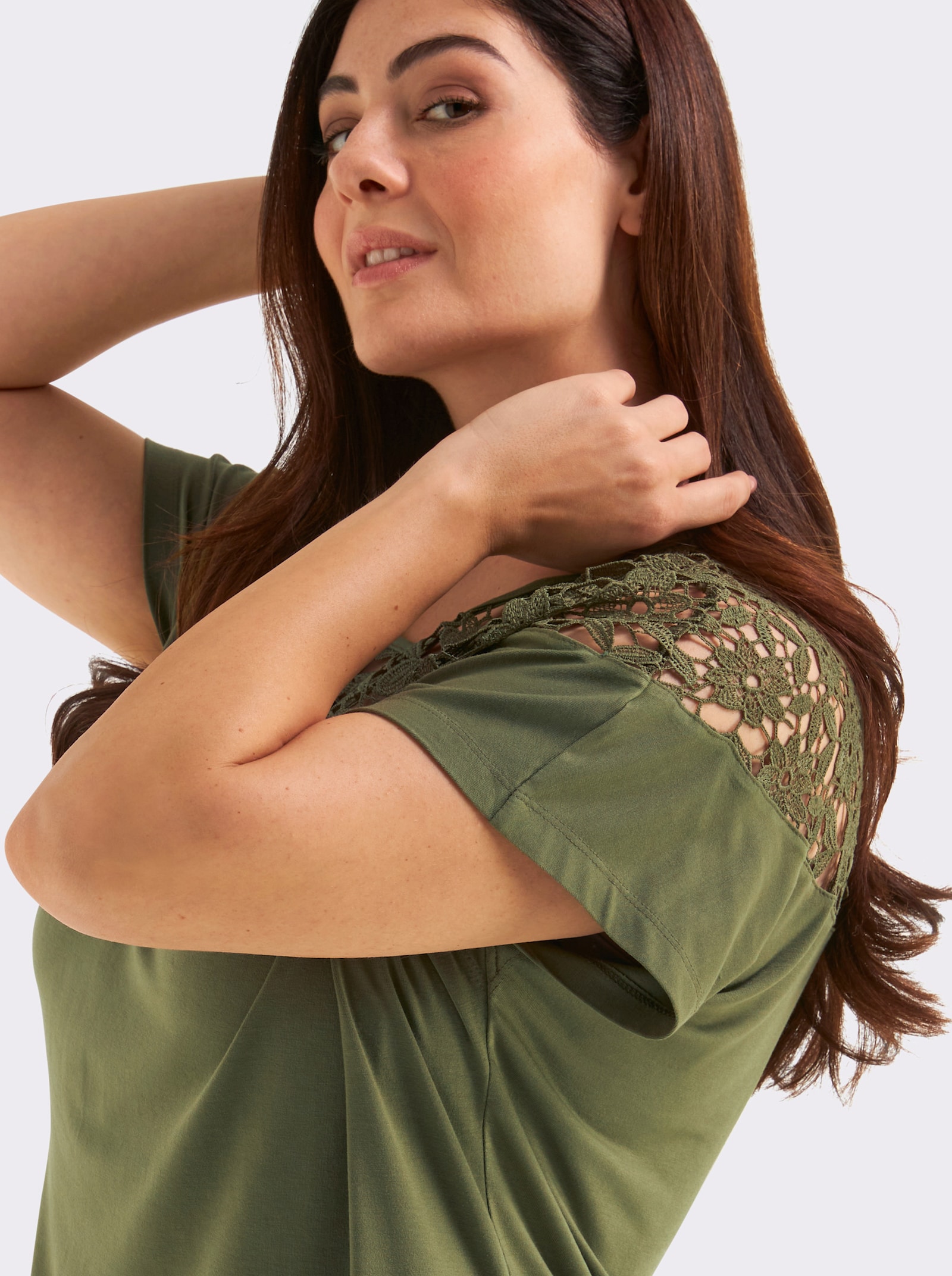 sheego Kurzarmshirt mit floraler Spitze - oliv