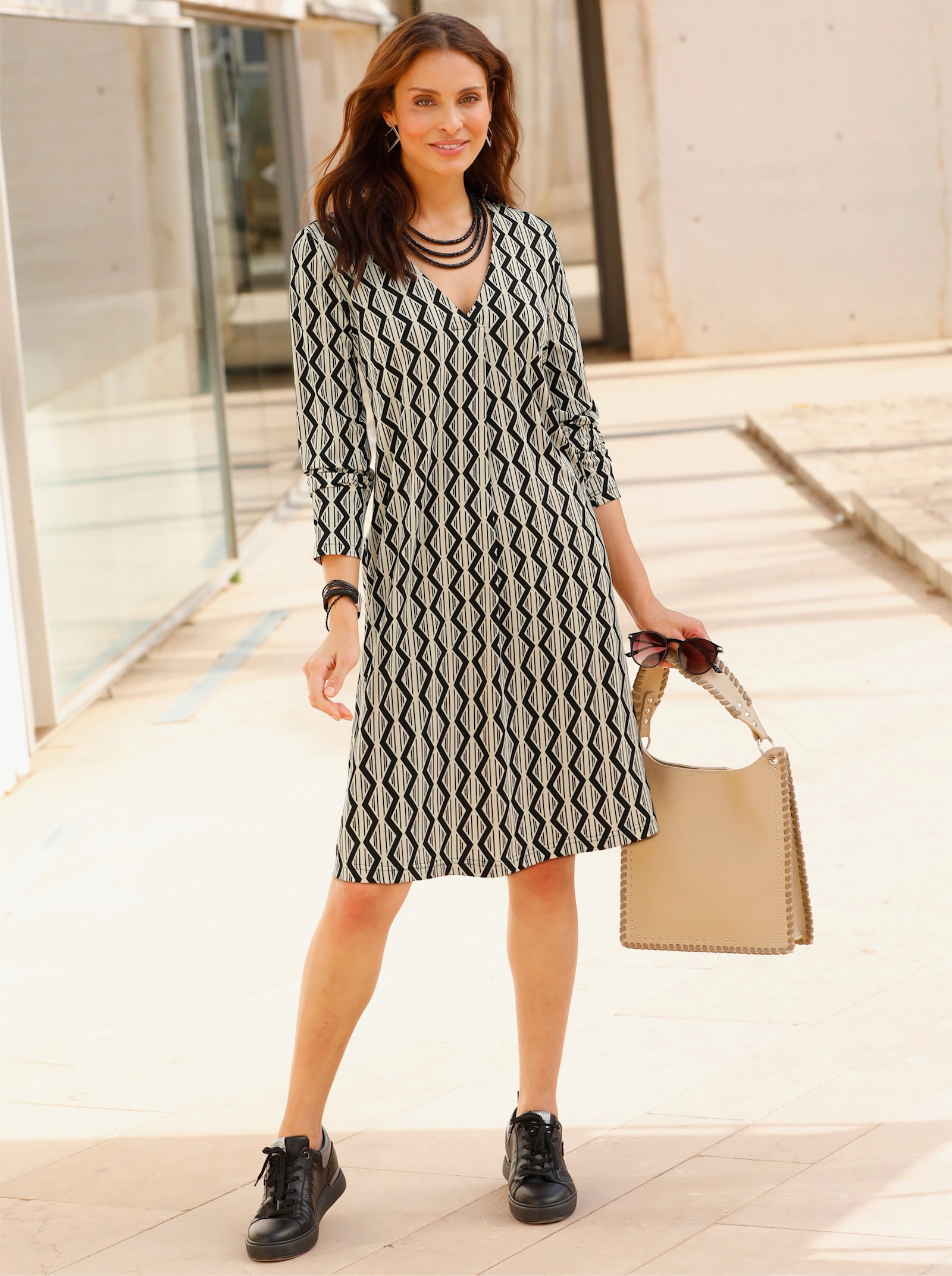 Druckkleid in A-Linie - sand-schwarz-bedruckt