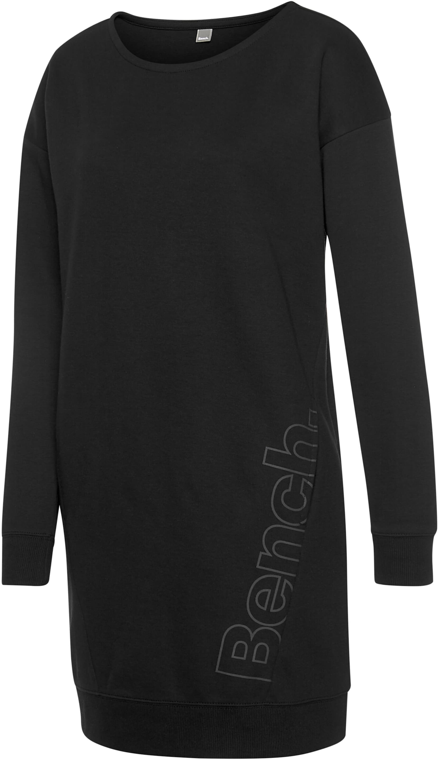 ein Kleid günstig Kaufen-Sweatkleid in schwarz-weiß von heine. Sweatkleid in schwarz-weiß von heine <![CDATA[Sportliches Sweatdress von Bench. Lange Ärmel mit angesetzten Bündchen. Schräg angesetzte Naht mit aufliegendem Logodruck. Aus 60% Baumwolle (unterstützt Cot
