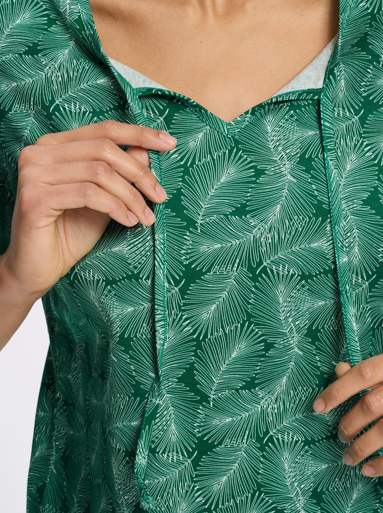 Kurzarmshirt mit Bindeband - grün-ecru-bedruckt