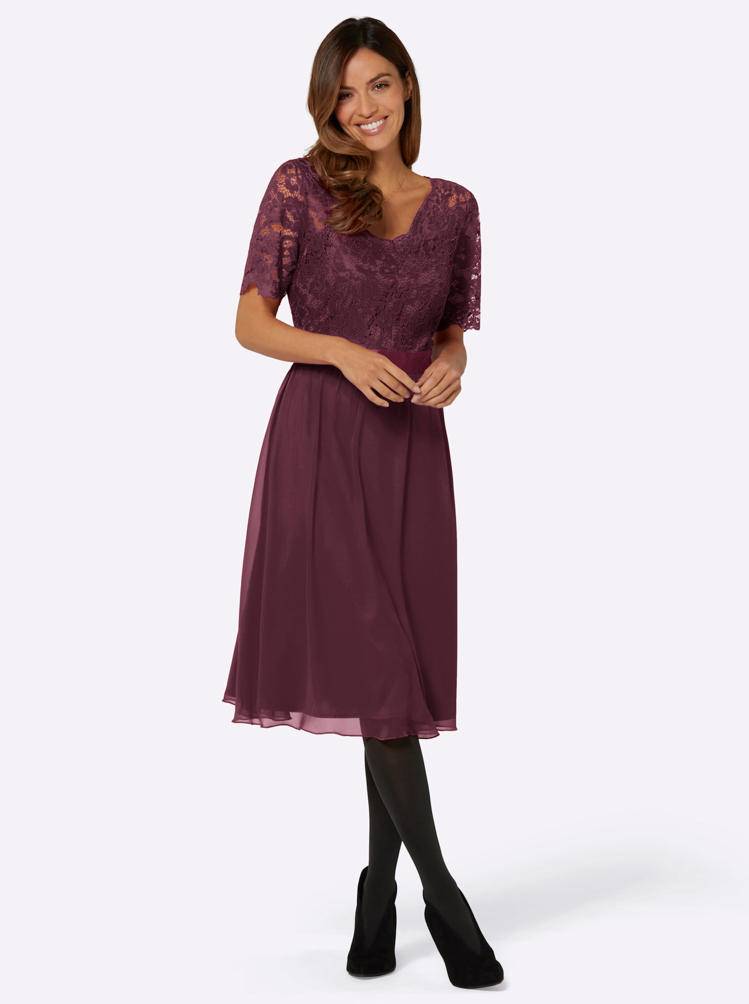 Ist der günstig Kaufen-Kleid in burgund von heine. Kleid in burgund von heine <![CDATA[Sehr elegant ist dieses wunderschöne Kleid.  Oberteil mit reizvoll gestalteter Spitze und gewellten Kanten. V-Ausschnitt. Figurformende Abnäher im Vorder- und Rückenteil. Fein glänzendes,