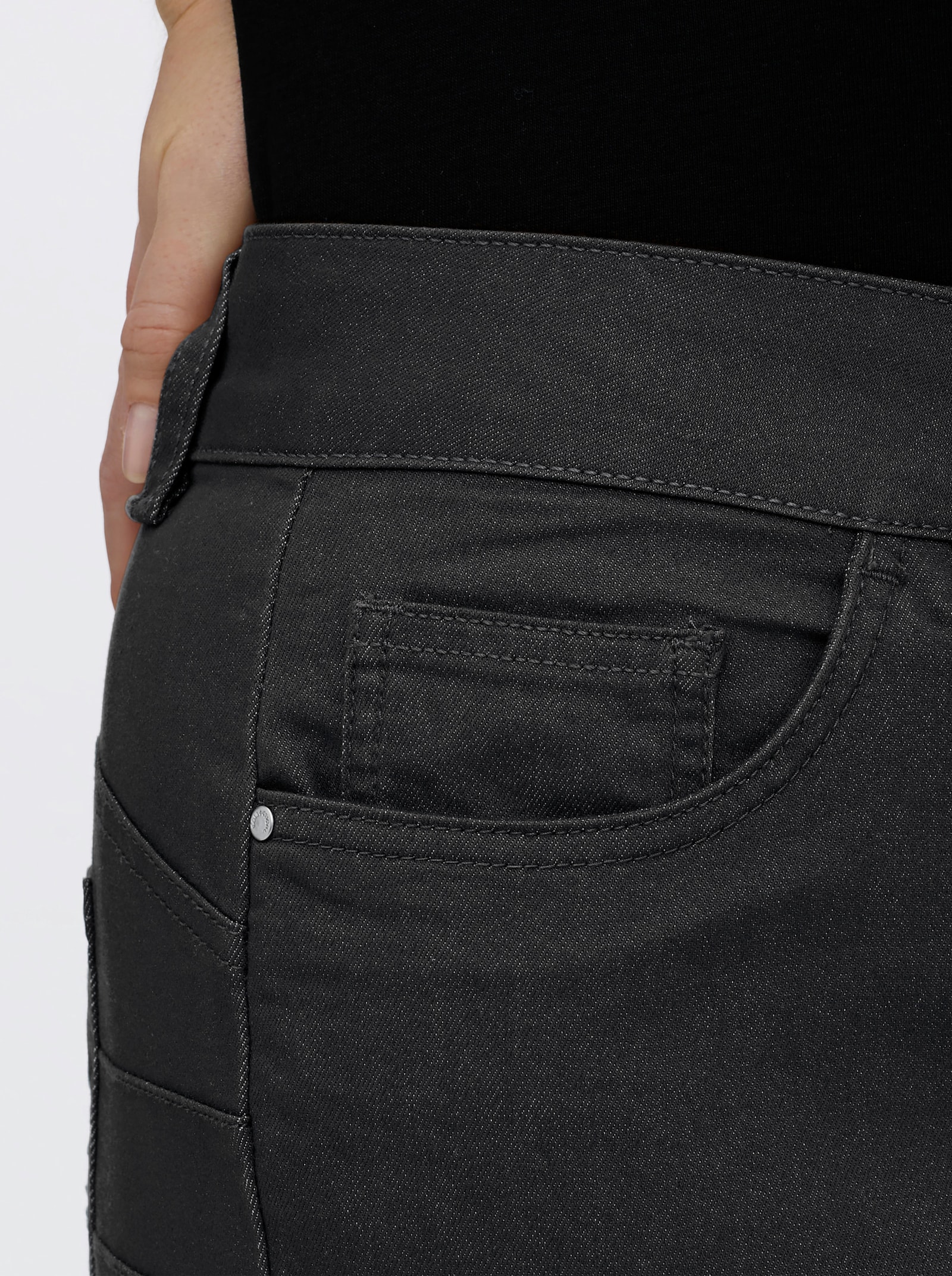 Bootcut-Jeans mit Push-up-Effekt - schwarz