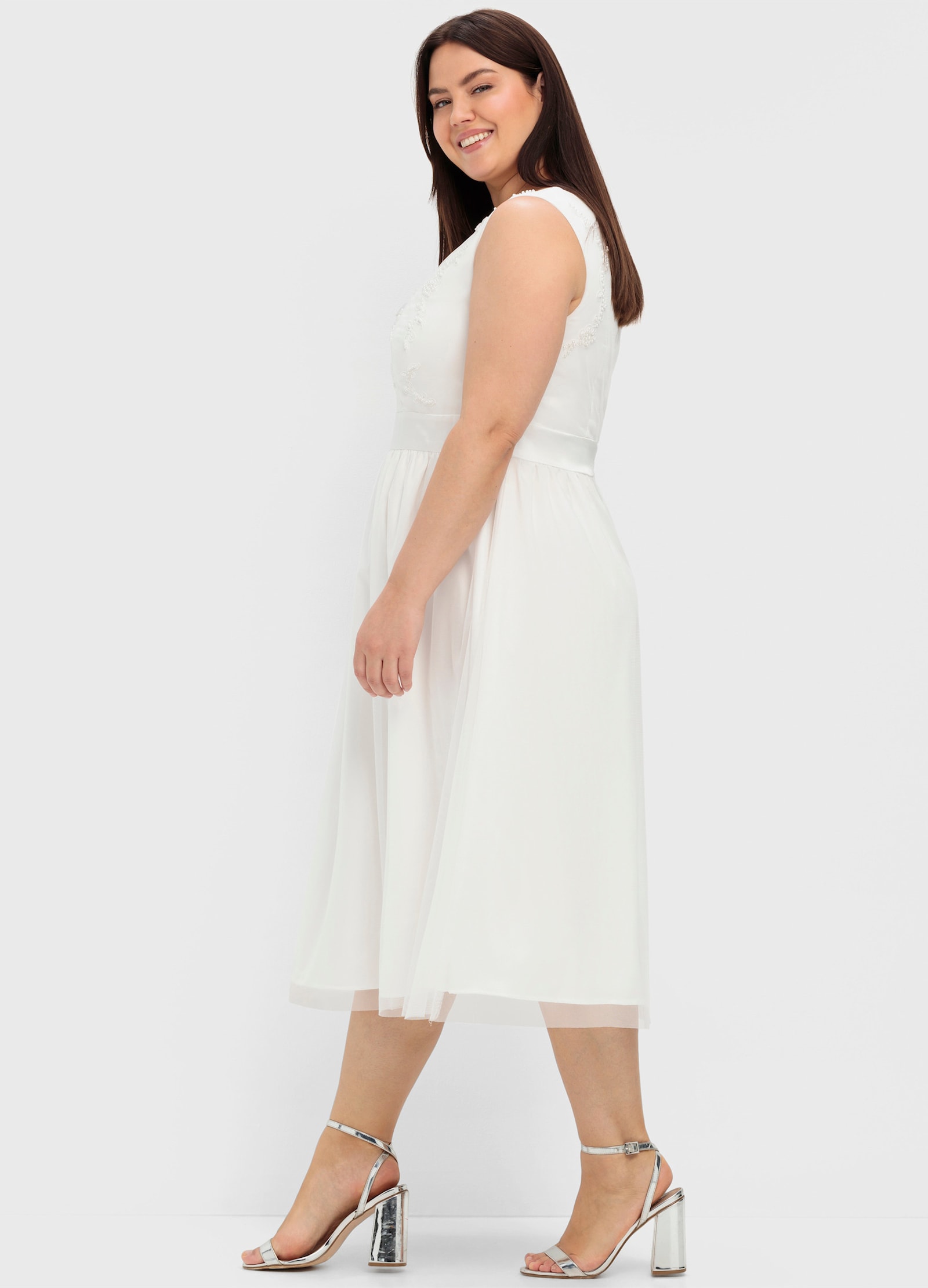 sheego Robe de soirée avec broderie et perles - offwhite