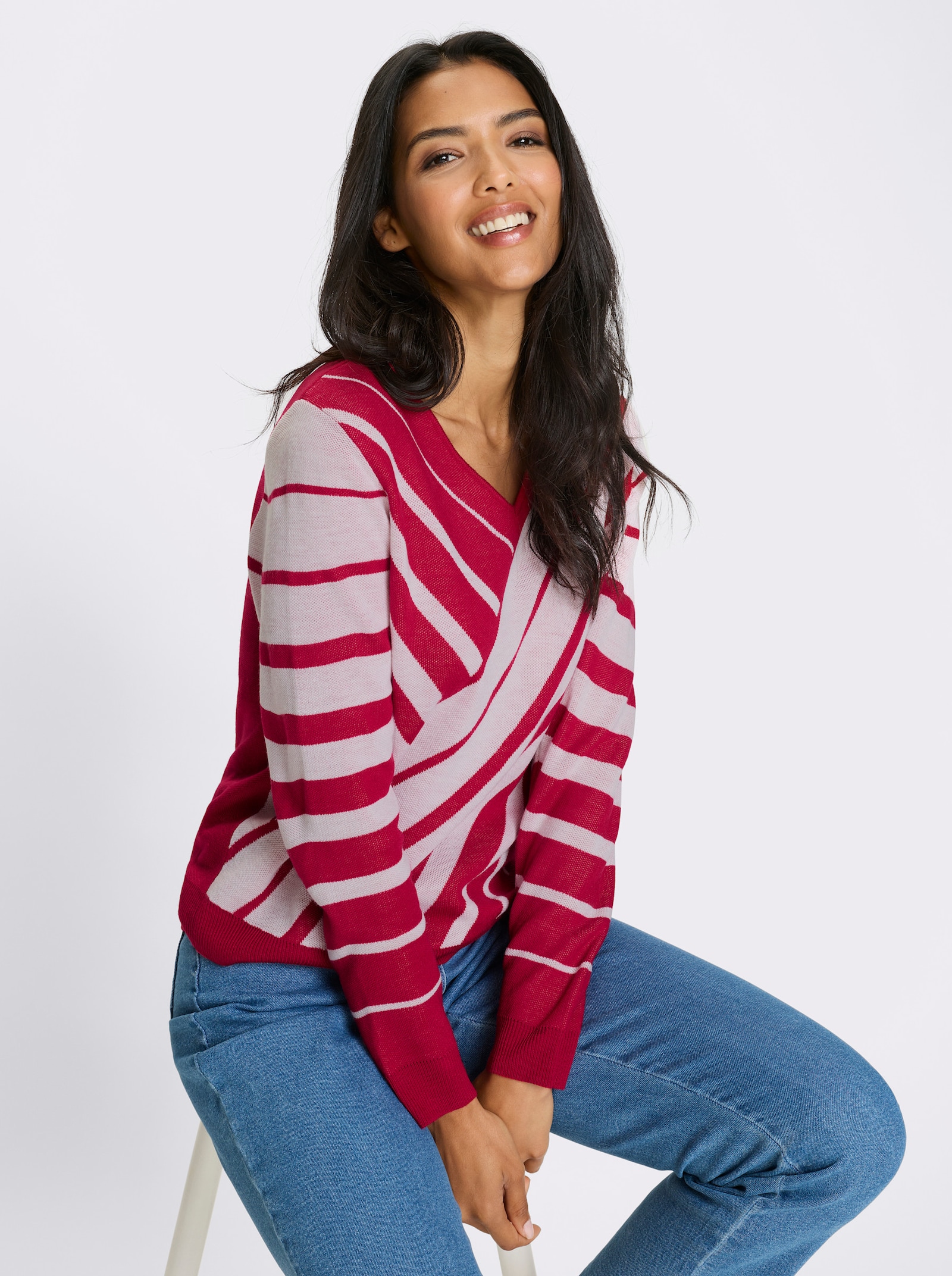 V-Ausschnitt-Pullover mit Streifen-Muster - rot-weiß-gemustert