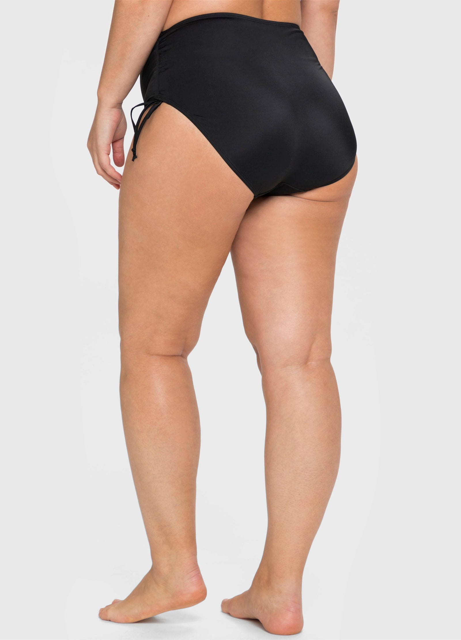 sheego Bikini-Hose mit seitlicher Raffung und Shaping-Effekt - schwarz