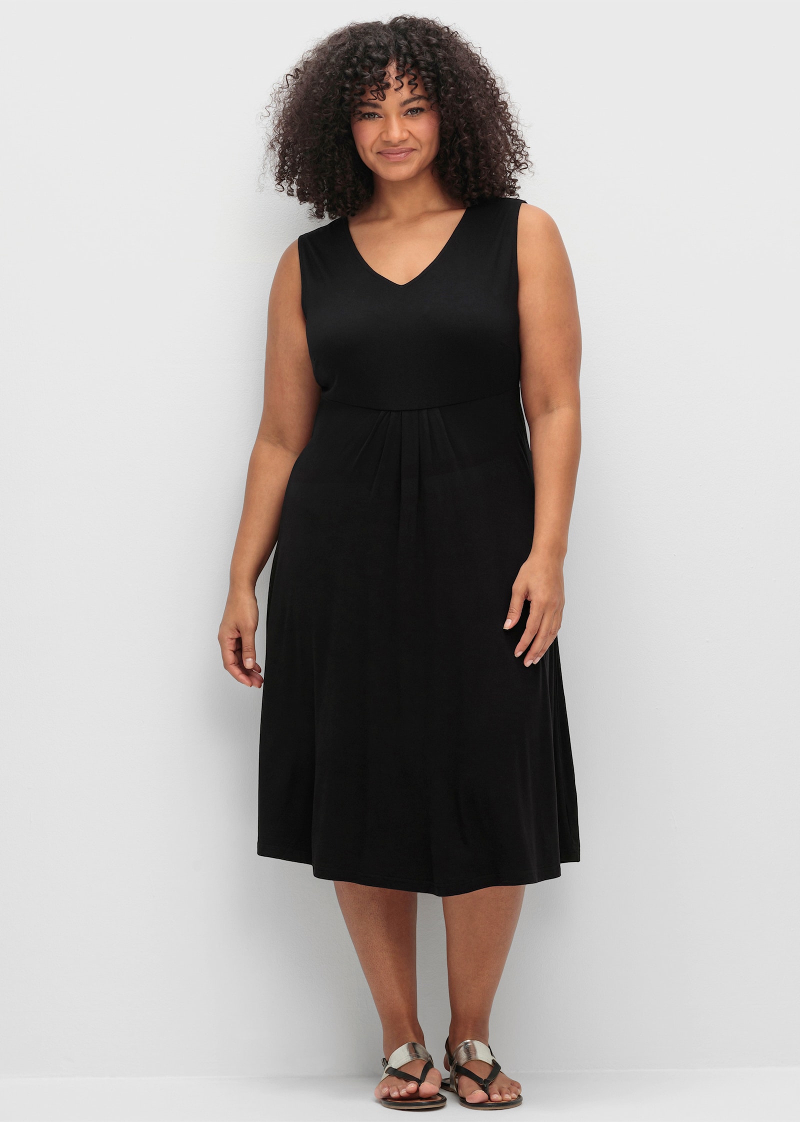 sheego Jerseyjurk met rimpeling voor, mouwloos - zwart