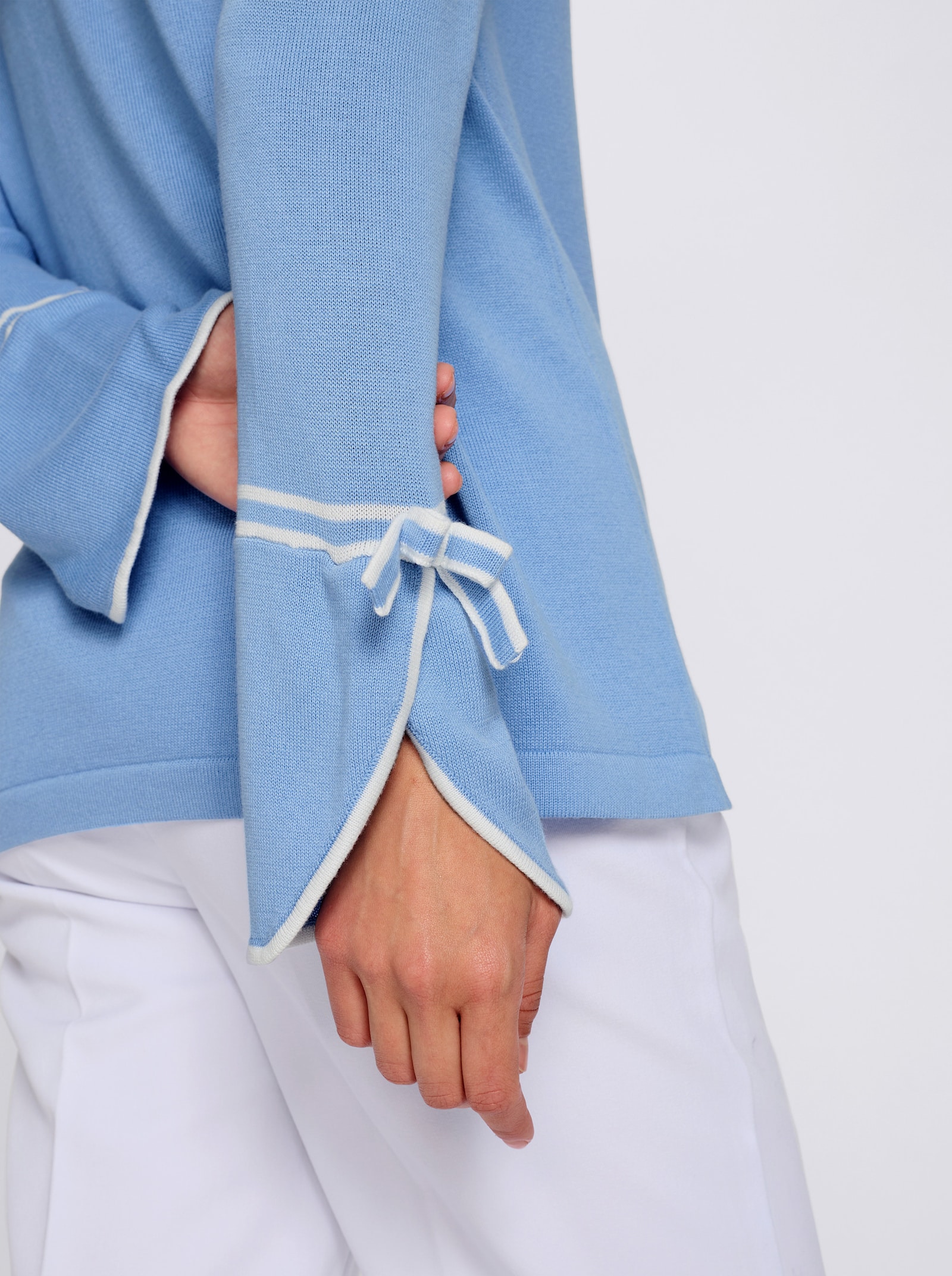 Pullover mit Schleifen - himmelblau