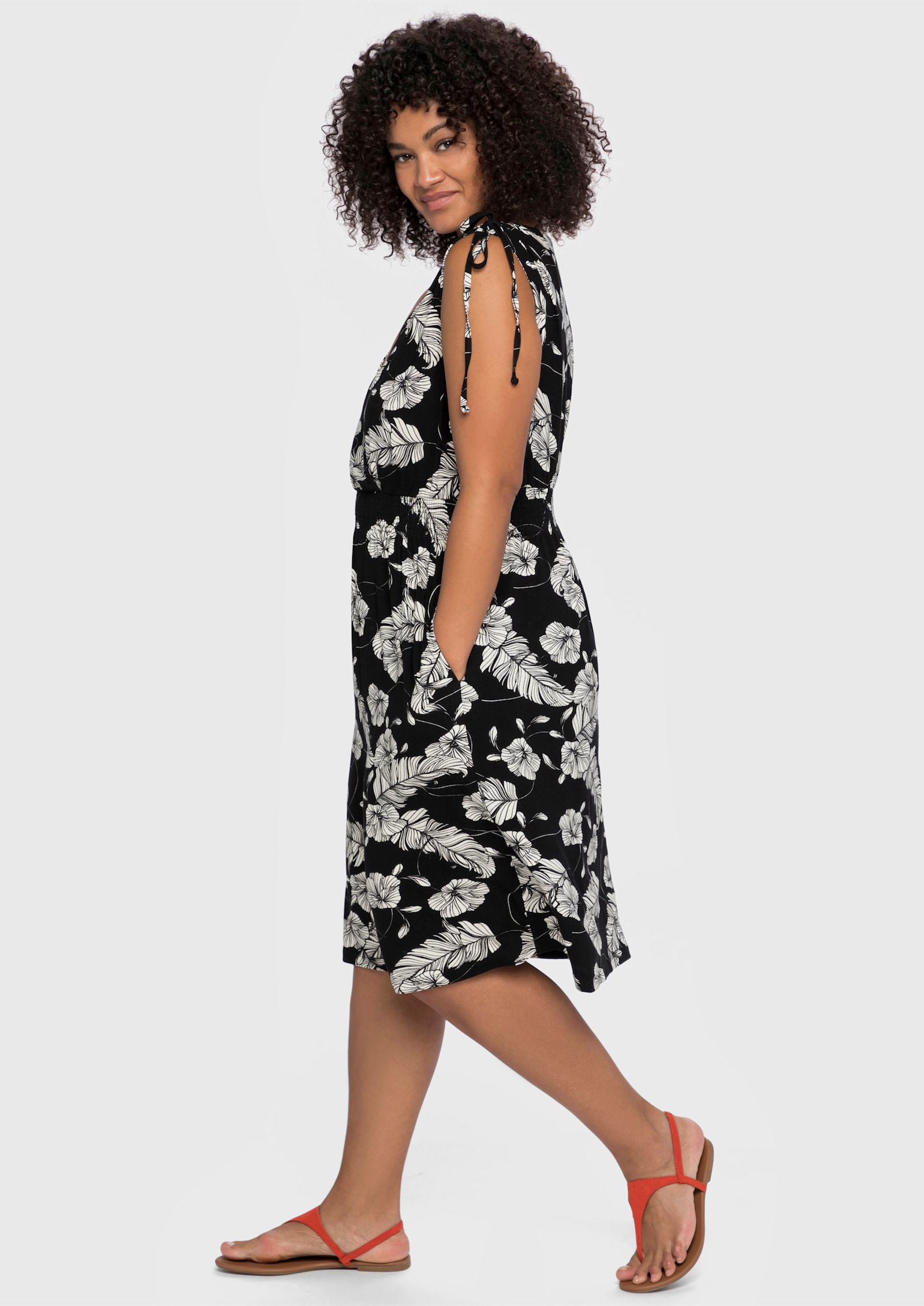 sheego Strandkleid mit Blumenprint, in Wickeloptik - schwarz-weiß