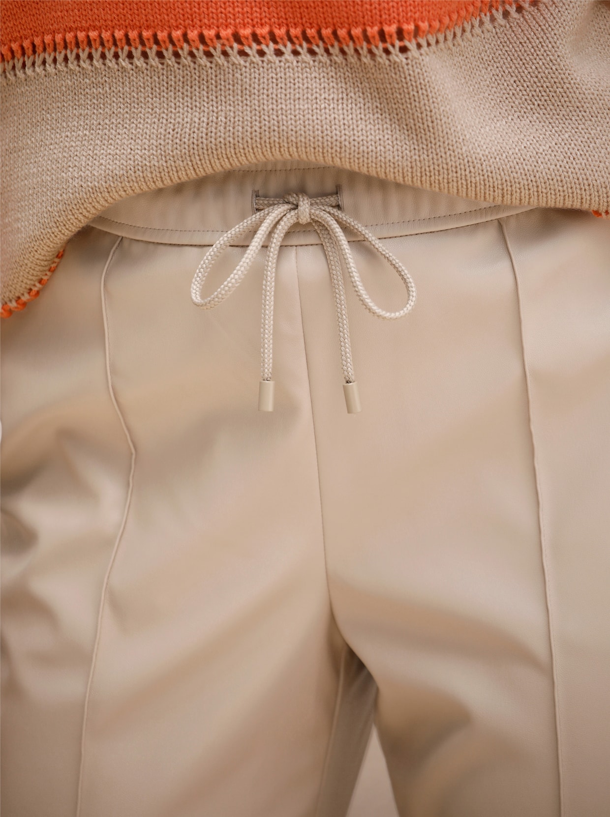 Broek van imitatieleer - beige