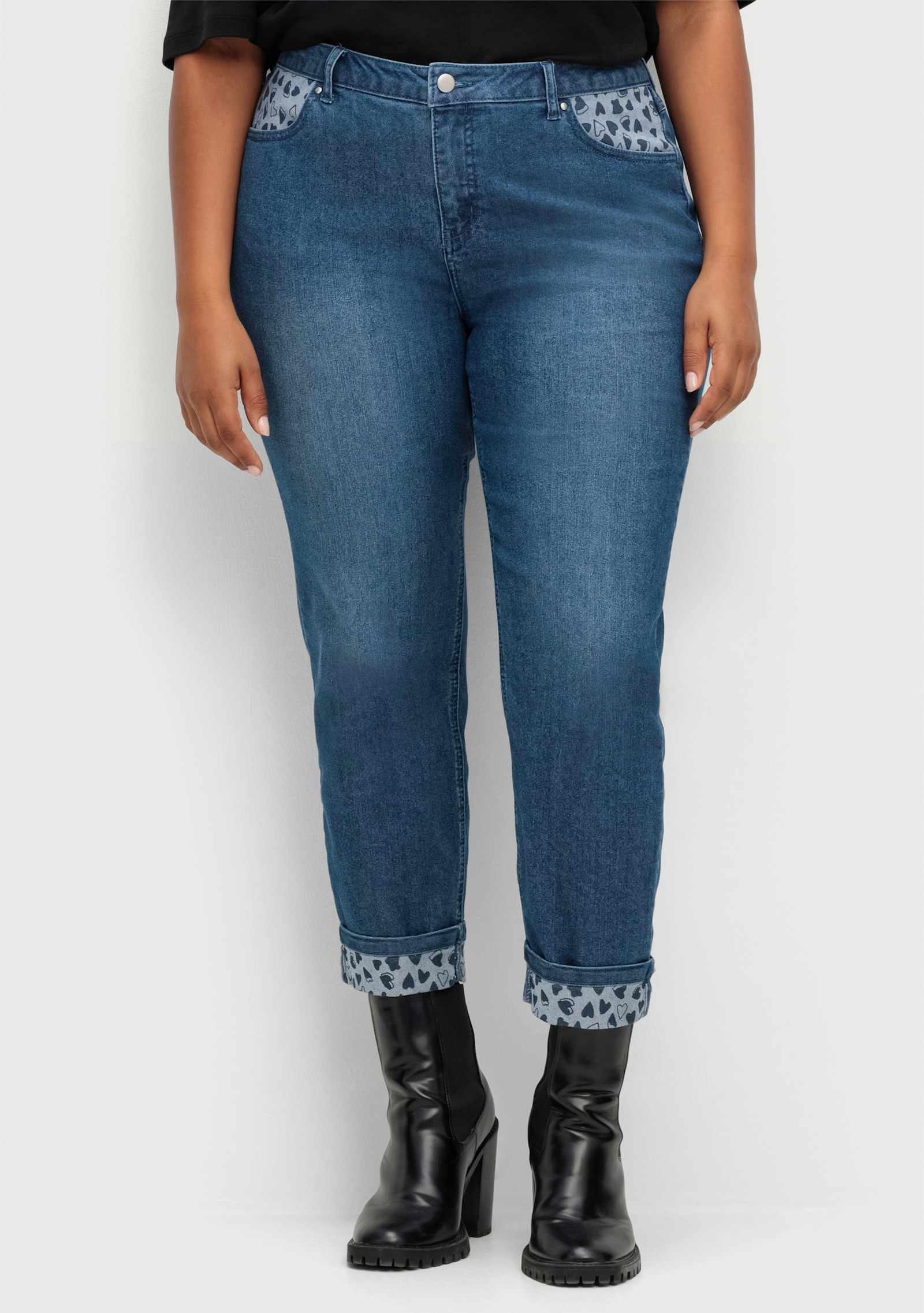 Jeans mit Beinumschlag im Herz-Dessin - blue-stone-washed